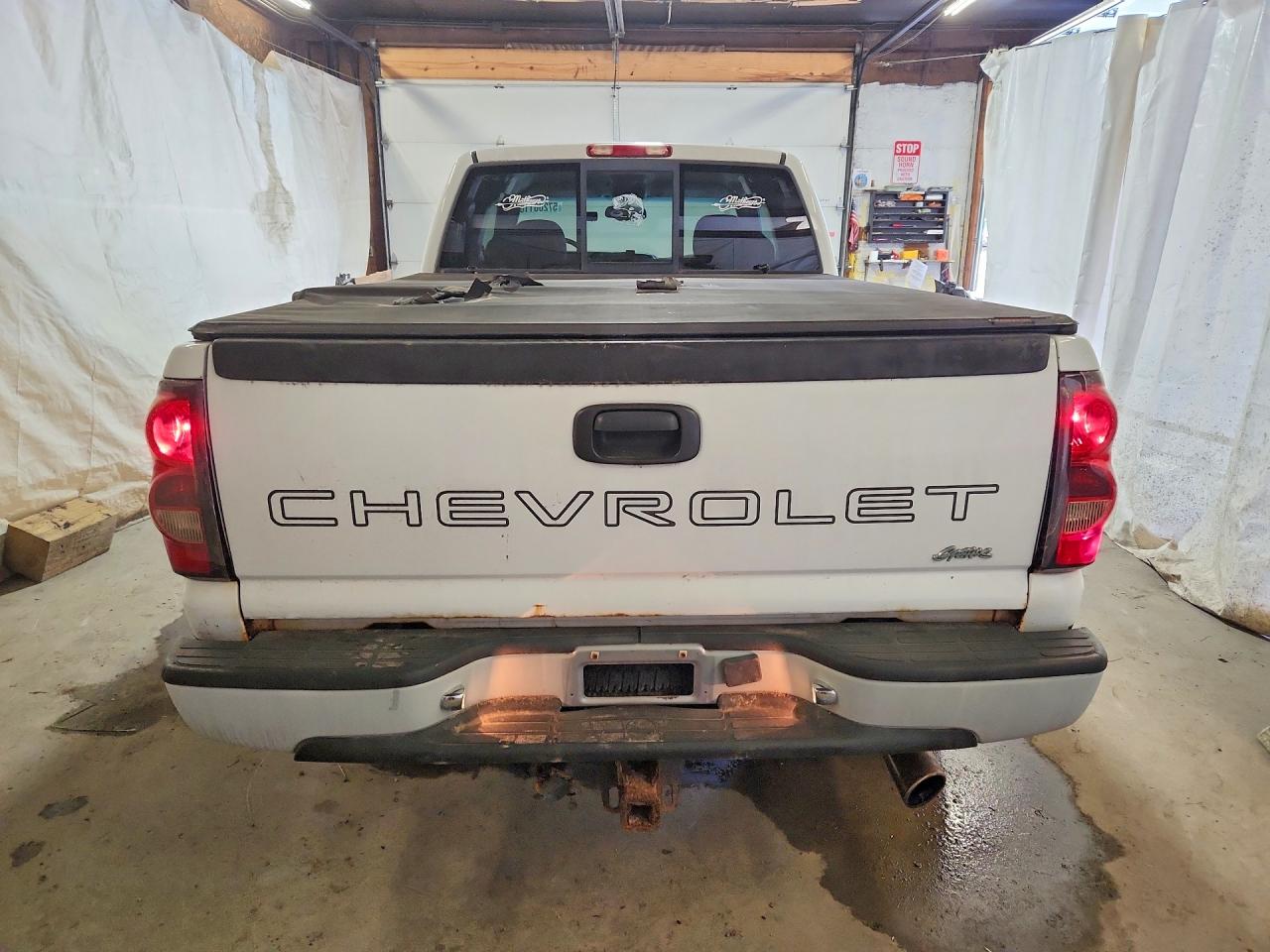 2005 Chevrolet Silverado K1500 White vin: 1GCEK19B25E159283
