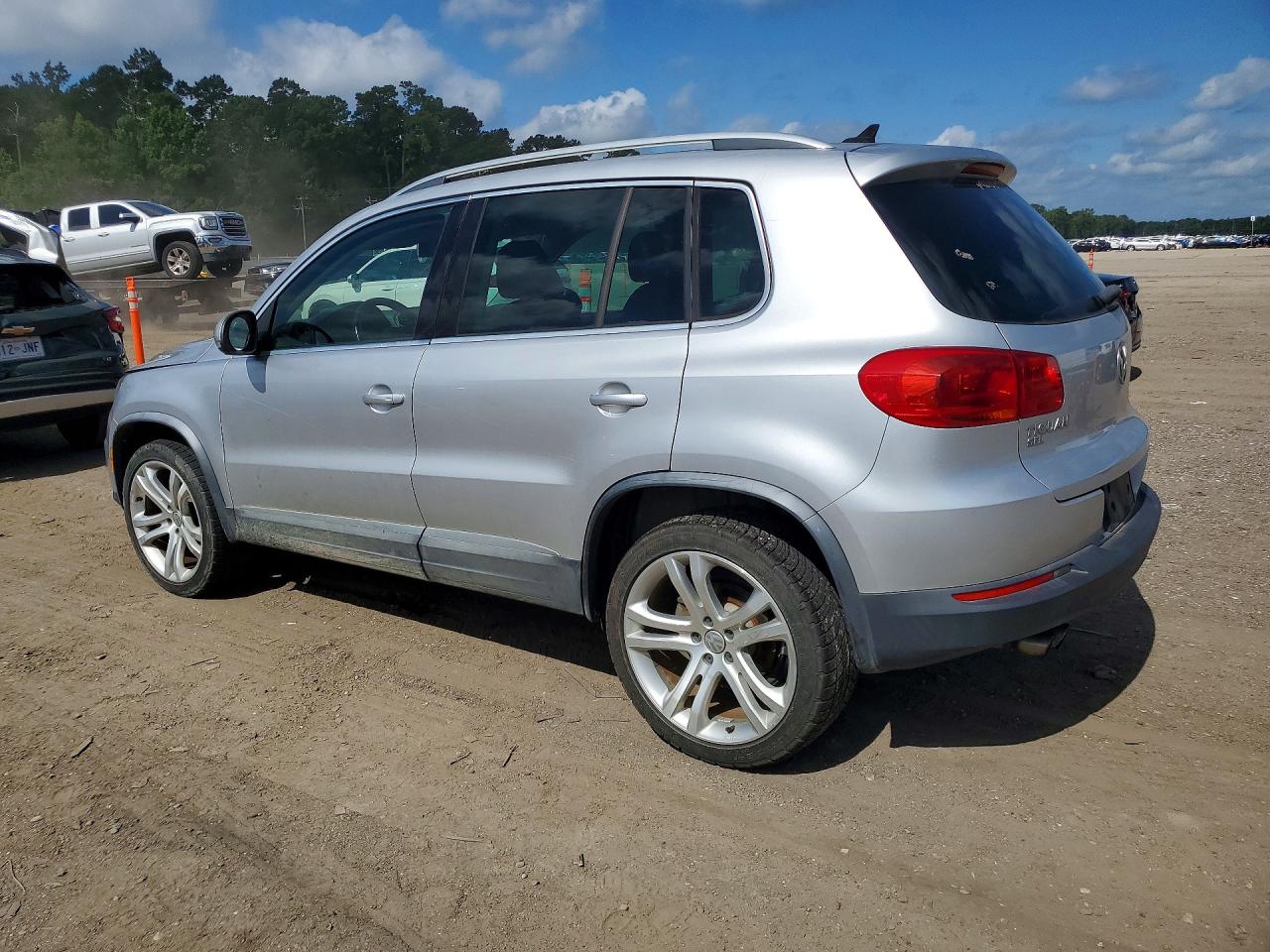 2016 Volkswagen Tiguan S Silver vin: WVGAV7AX9GW554280