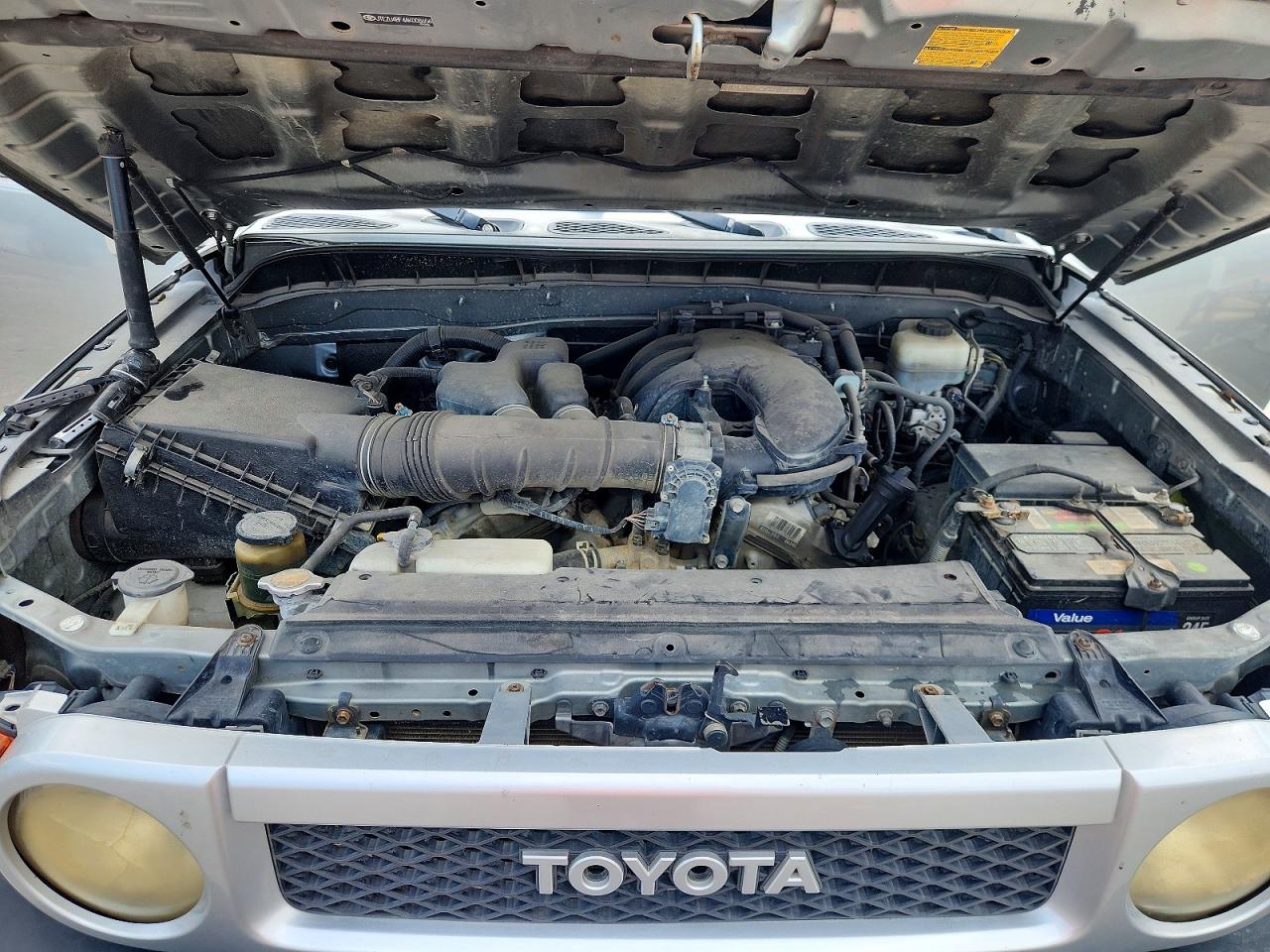 2010 Toyota Fj Cruiser Base Silver vin: JTEZU4BF4AK008656