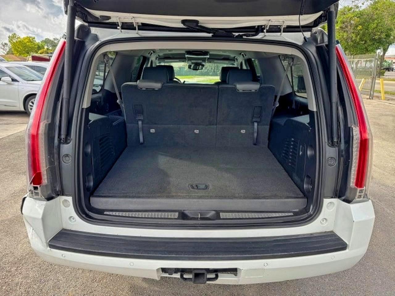 2015 Chevrolet Suburban C1500 Lt White vin: 1GNSCJKC8FR505342