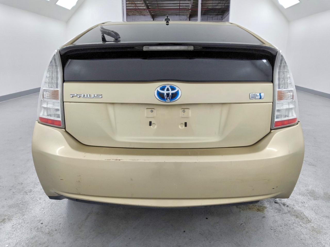 2011 Toyota Prius Two Tan vin: JTDKN3DU9B1463308