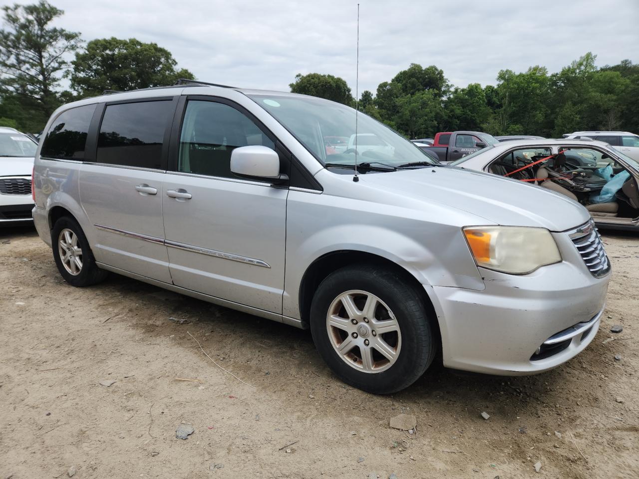 2011 Chrysler Town & Country Touring Серебряный vin: 2A4RR5DG8BR768359 Damage: Right Front Door, Dent(S) W/ Paint Dmg, 1 To 2 Inches