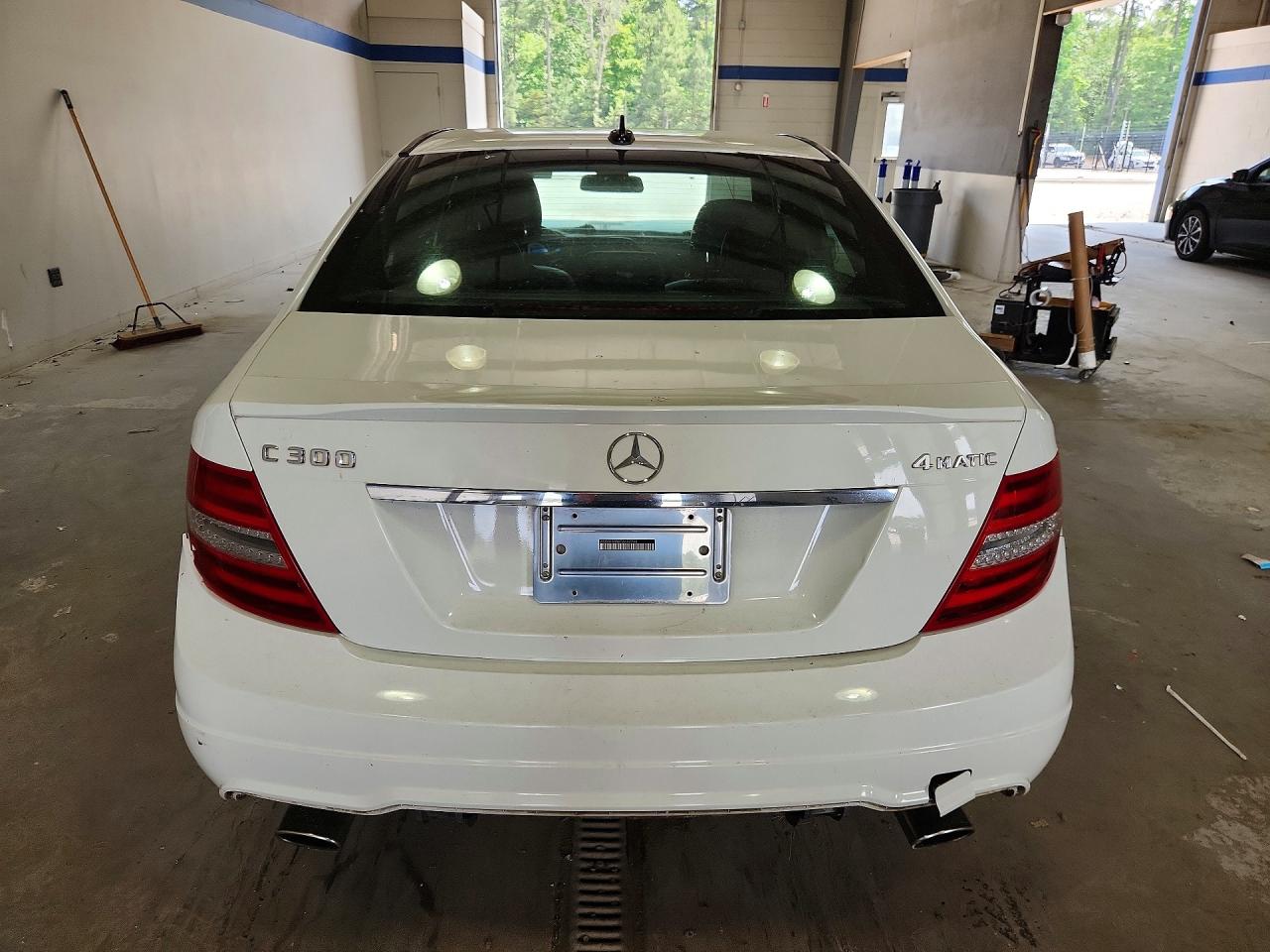 2012 Mercedes-benz C 300 4matic Белый vin: WDDGF8BB9CA692788
