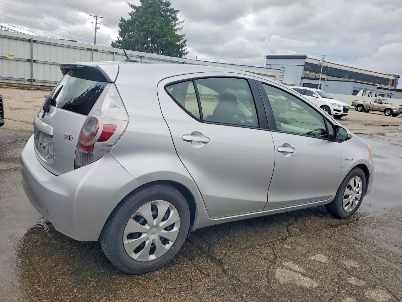 2012 Toyota Prius C Three Серебряный vin: JTDKDTB37C1018872