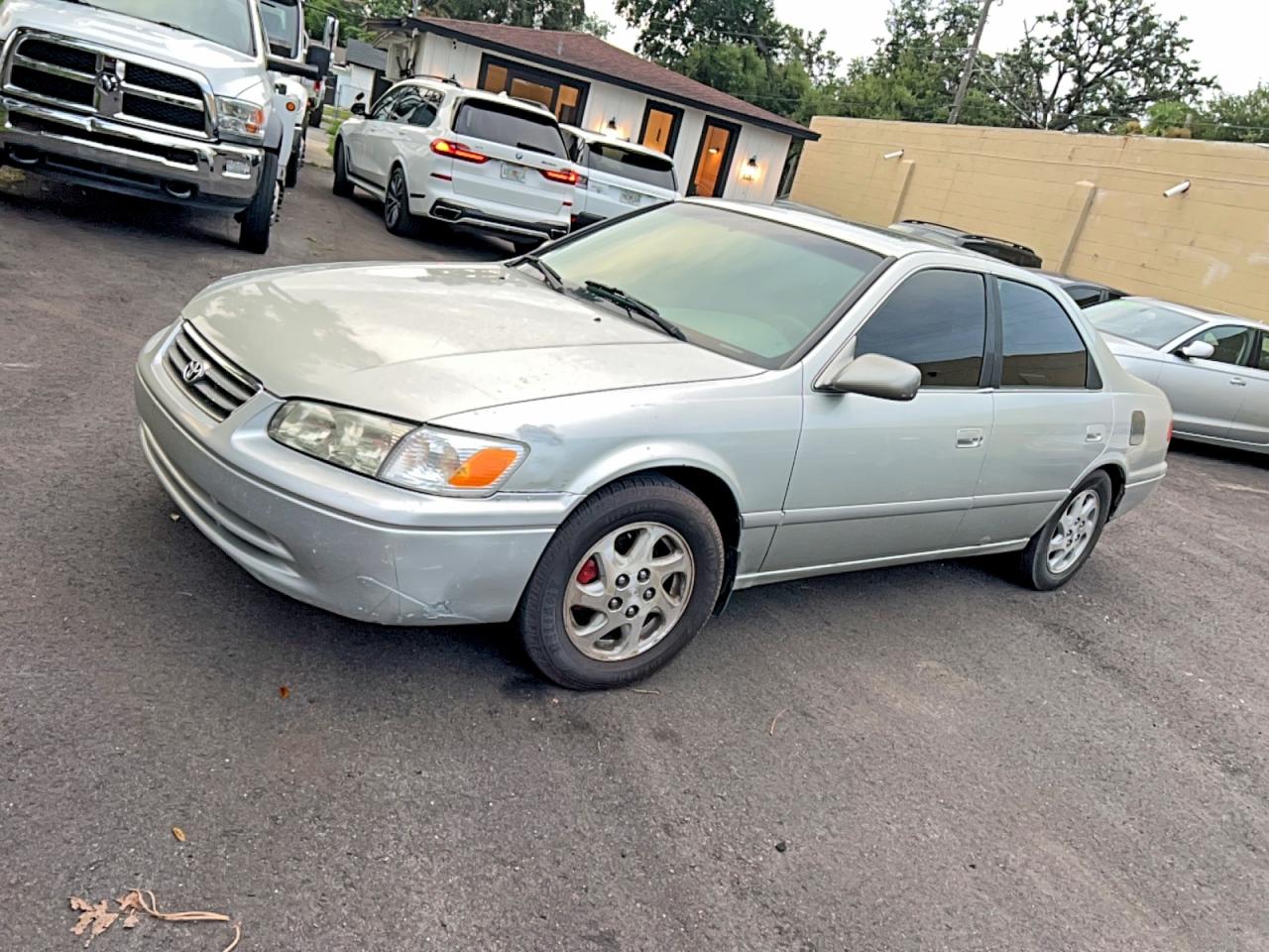 2000 Toyota Camry Le Серебряный vin: JT2BG22K2Y0450820