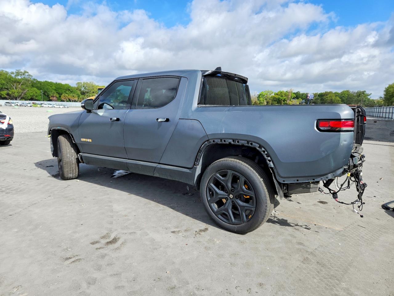 2023 Rivian R1t Adventure Gray vin: 7FCTGAAA4PN019695