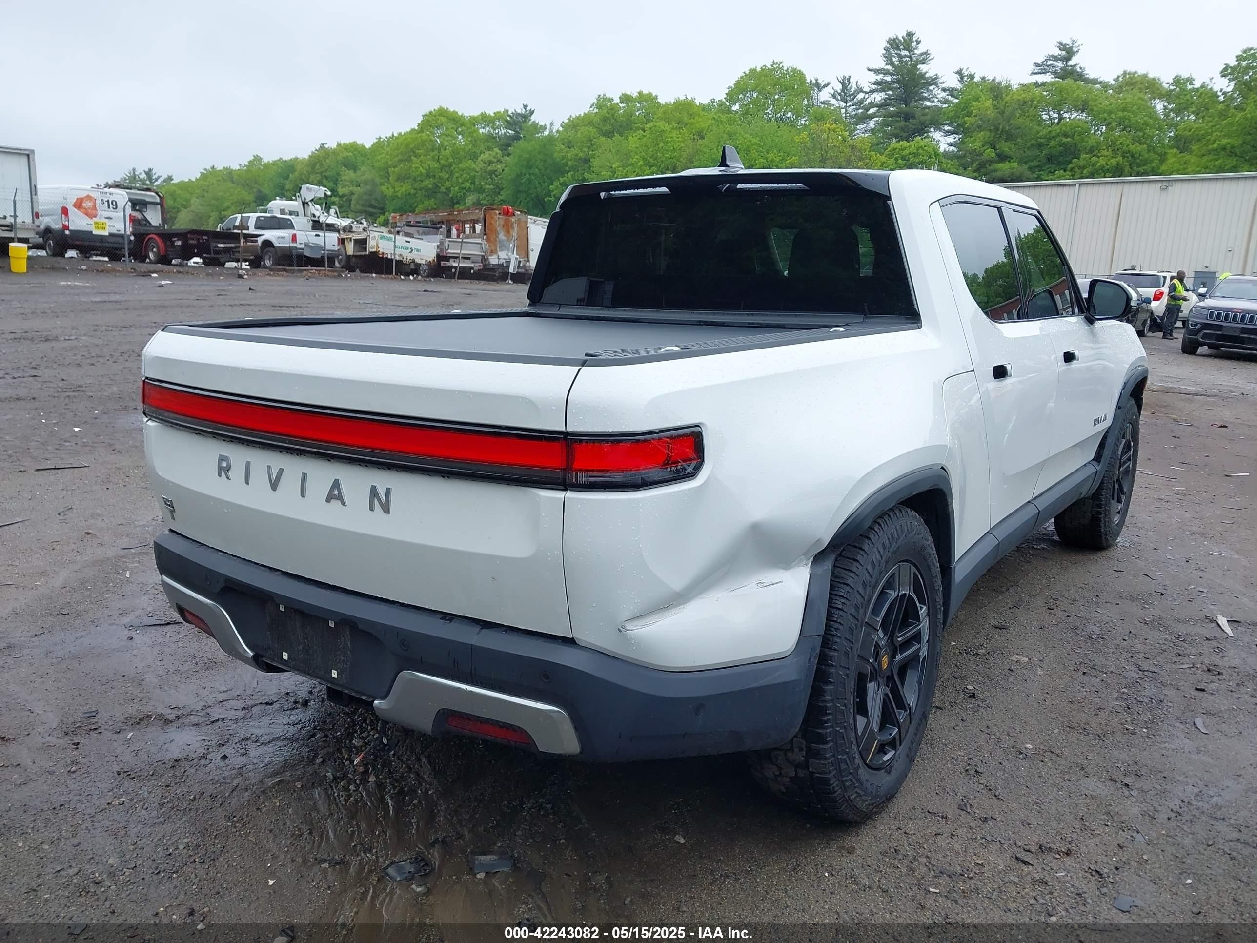 2023 Rivian R1t Adventure/adventure Dual Motor Large Pack/adventure Dual Motor Max Pack White vin: 7FCTGBAA2PN029809