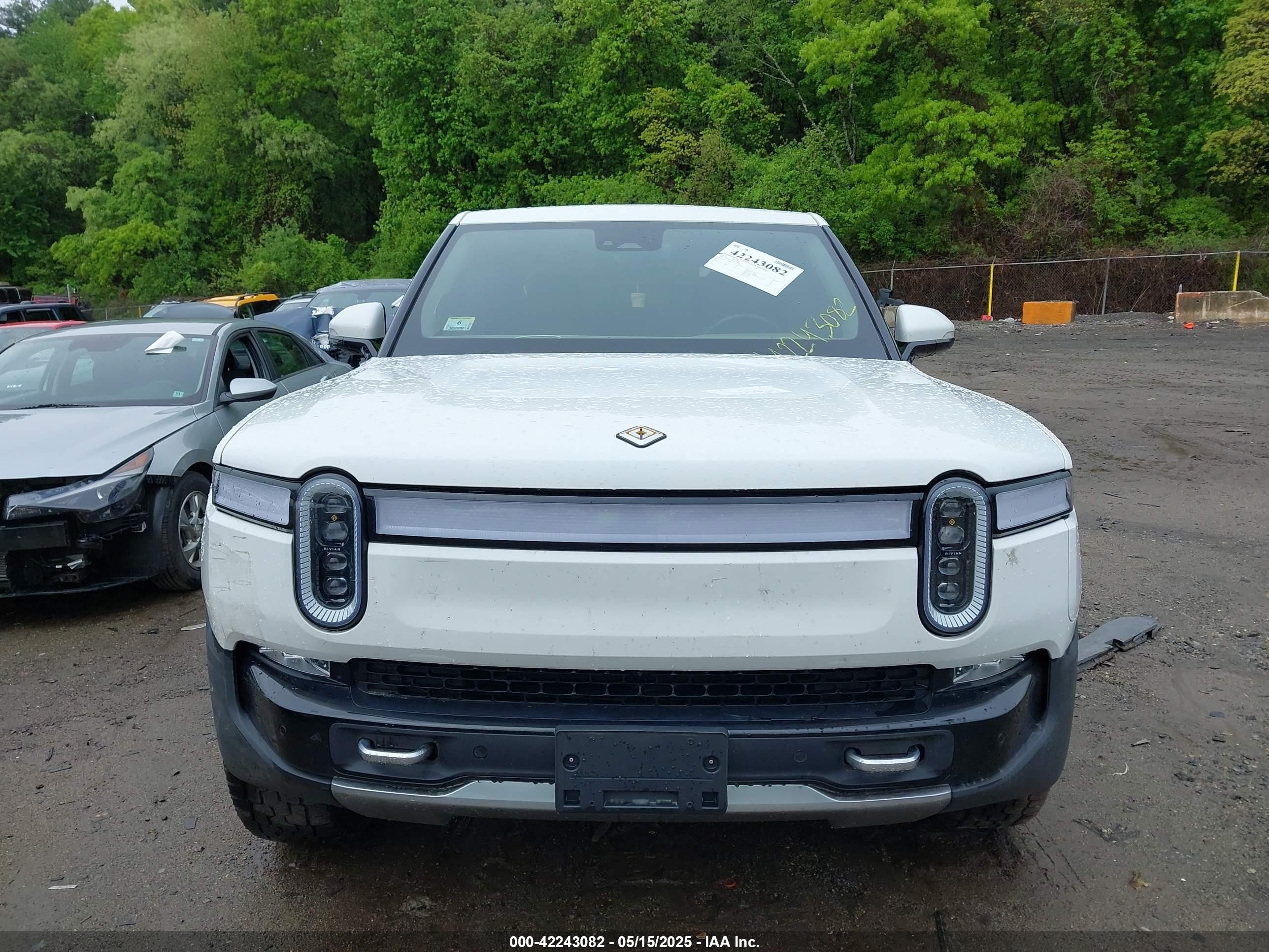2023 Rivian R1t Adventure/adventure Dual Motor Large Pack/adventure Dual Motor Max Pack White vin: 7FCTGBAA2PN029809
