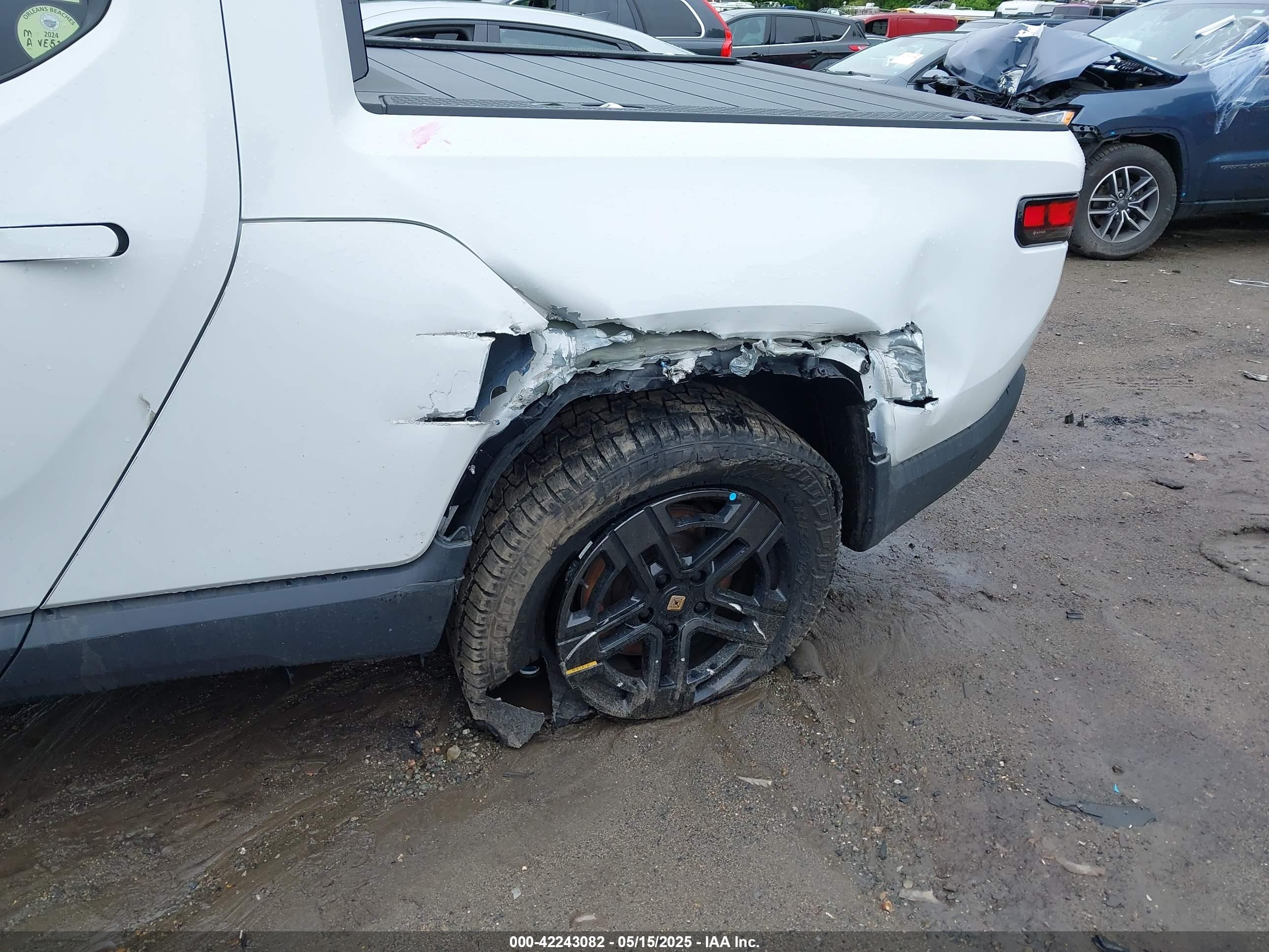 2023 Rivian R1t Adventure/adventure Dual Motor Large Pack/adventure Dual Motor Max Pack White vin: 7FCTGBAA2PN029809