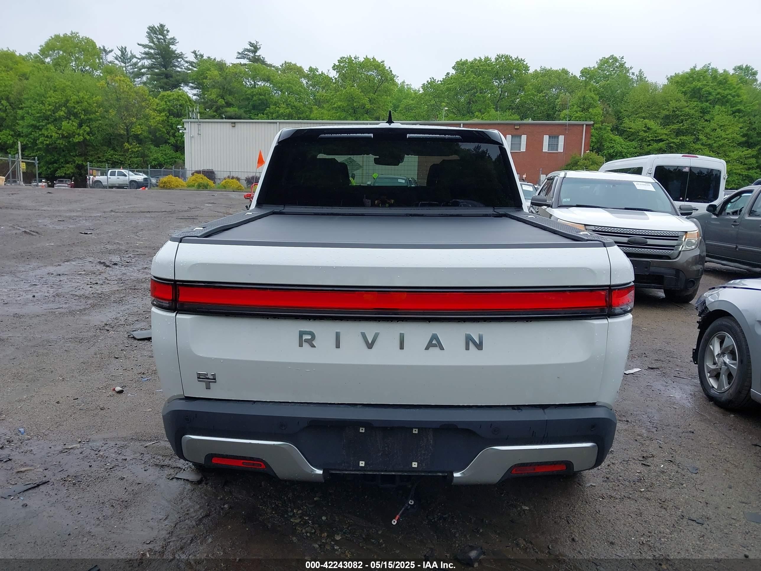 2023 Rivian R1t Adventure/adventure Dual Motor Large Pack/adventure Dual Motor Max Pack White vin: 7FCTGBAA2PN029809