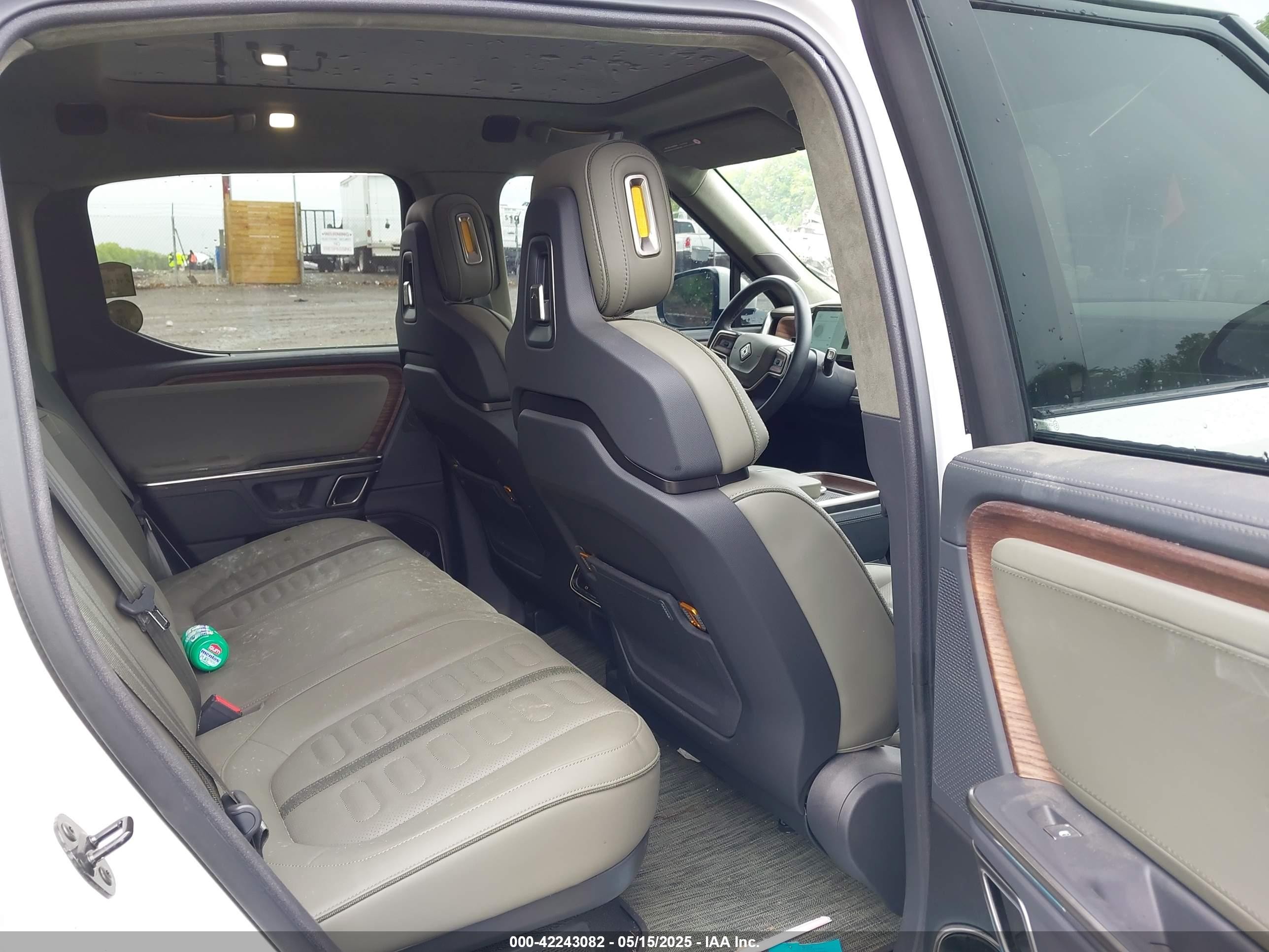 2023 Rivian R1t Adventure/adventure Dual Motor Large Pack/adventure Dual Motor Max Pack White vin: 7FCTGBAA2PN029809