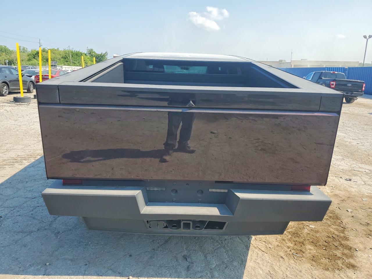 2024 Tesla Cybertruck Burgundy vin: 7G2CEHED2RA052635