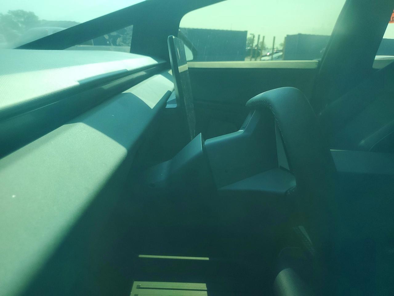 2024 Tesla Cybertruck Burgundy vin: 7G2CEHED2RA052635