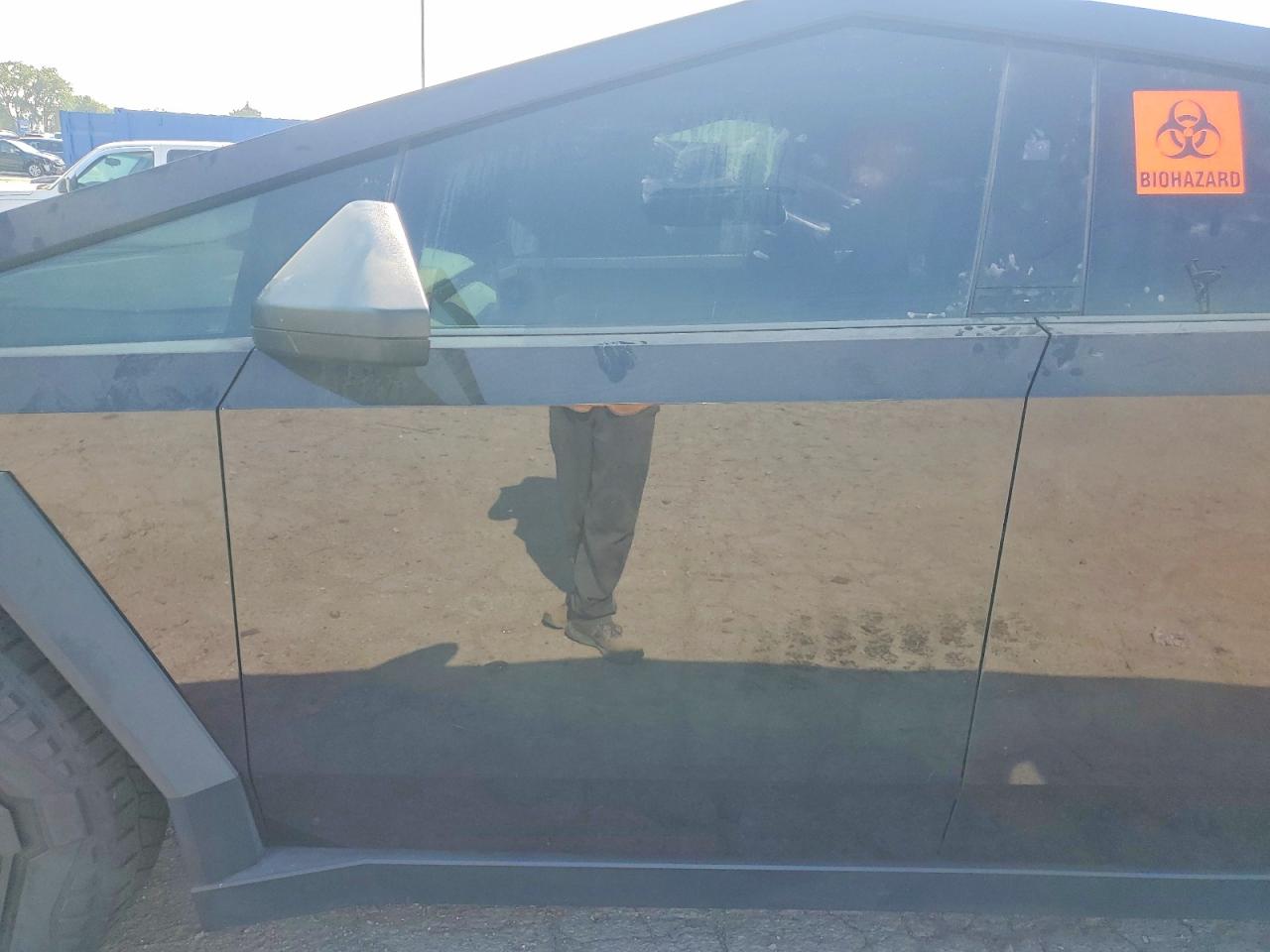 2024 Tesla Cybertruck Burgundy vin: 7G2CEHED2RA052635