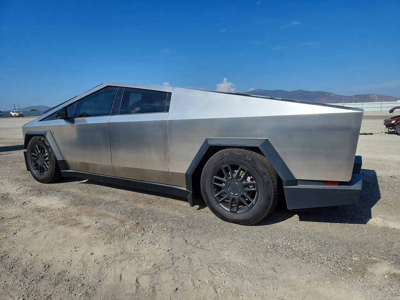 2024 Tesla Cybertruck Silver vin: 7G2CEHED7RA007061