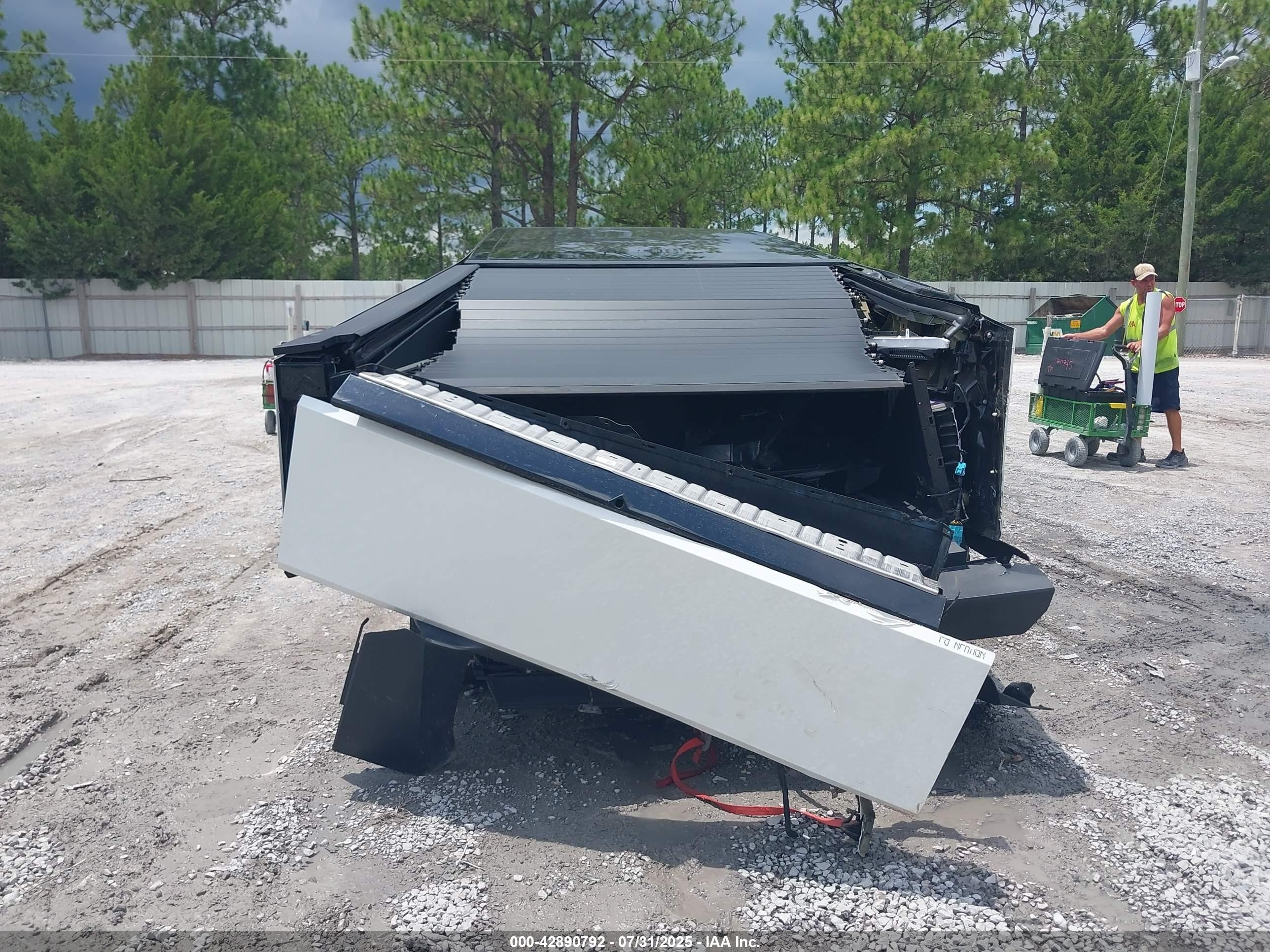 2024 Tesla Cybertruck All-wheel Drive White vin: 7G2CEHED9RA002654