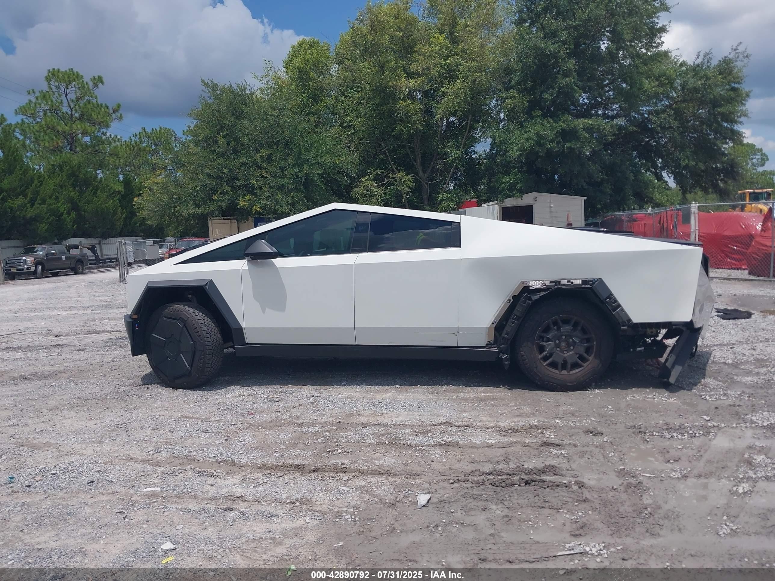 2024 Tesla Cybertruck All-wheel Drive White vin: 7G2CEHED9RA002654