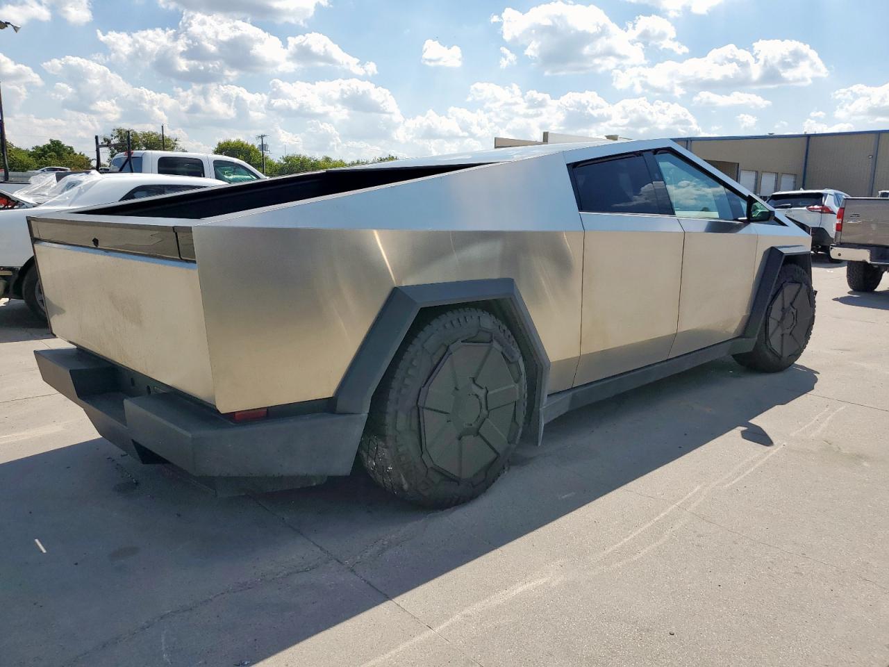 2024 Tesla Cybertruck Silver vin: 7G2CEHED9RA026288