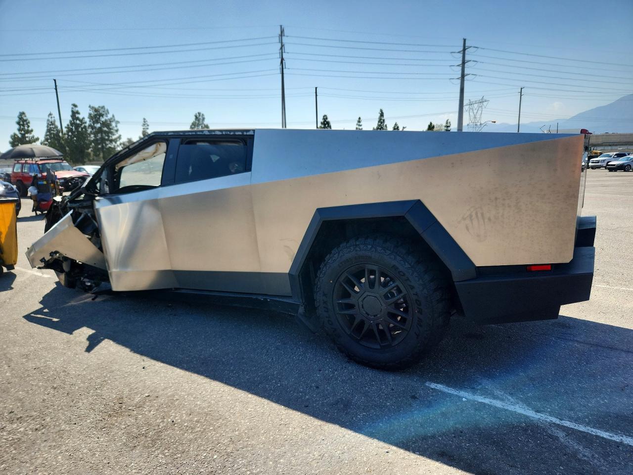2025 Tesla Cybertruck Silver vin: 7G2CEHED9SA067915