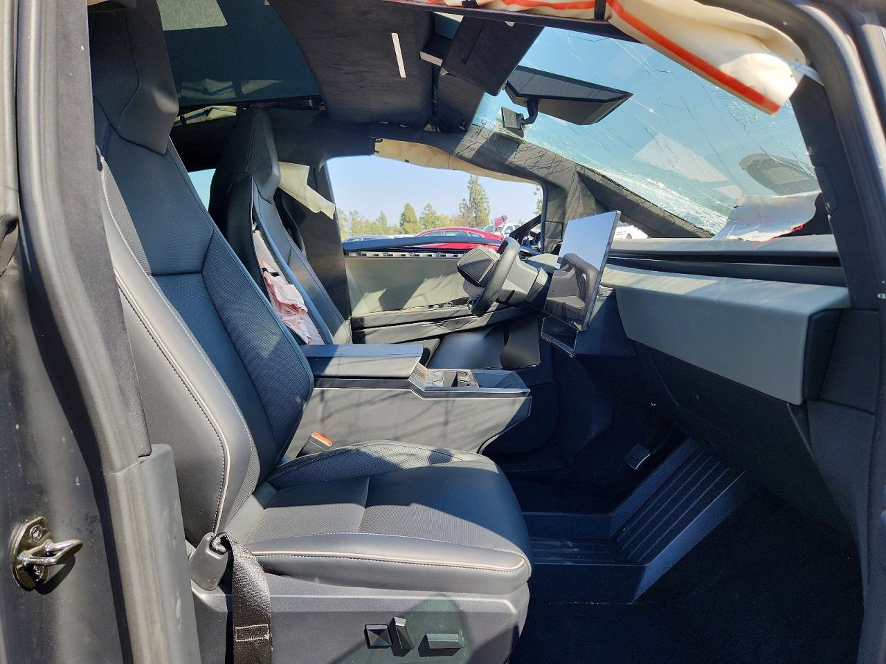 2025 Tesla Cybertruck Silver vin: 7G2CEHED9SA067915