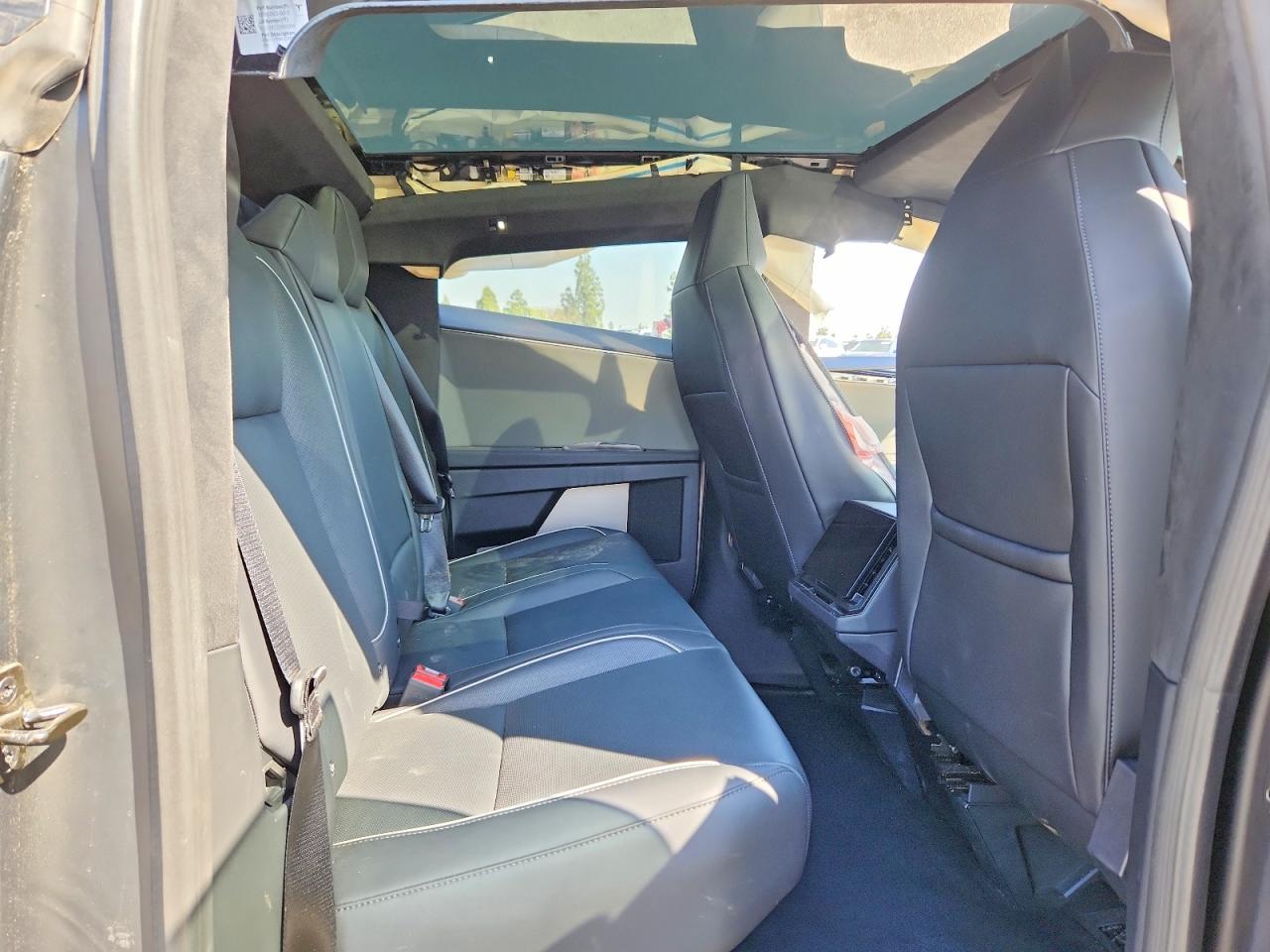 2025 Tesla Cybertruck Silver vin: 7G2CEHED9SA067915