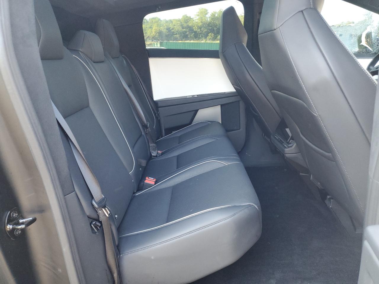 2024 Tesla Cybertruck Silver vin: 7G2CEHEE8RA017252