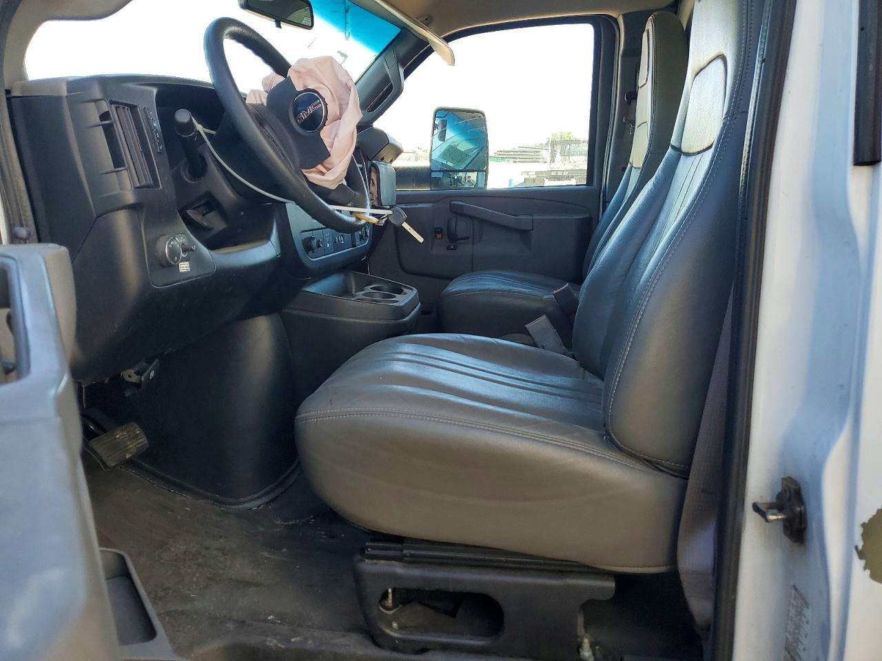 2022 Gmc Savana Box Truck White vin: 7GZ37TC70NN009538