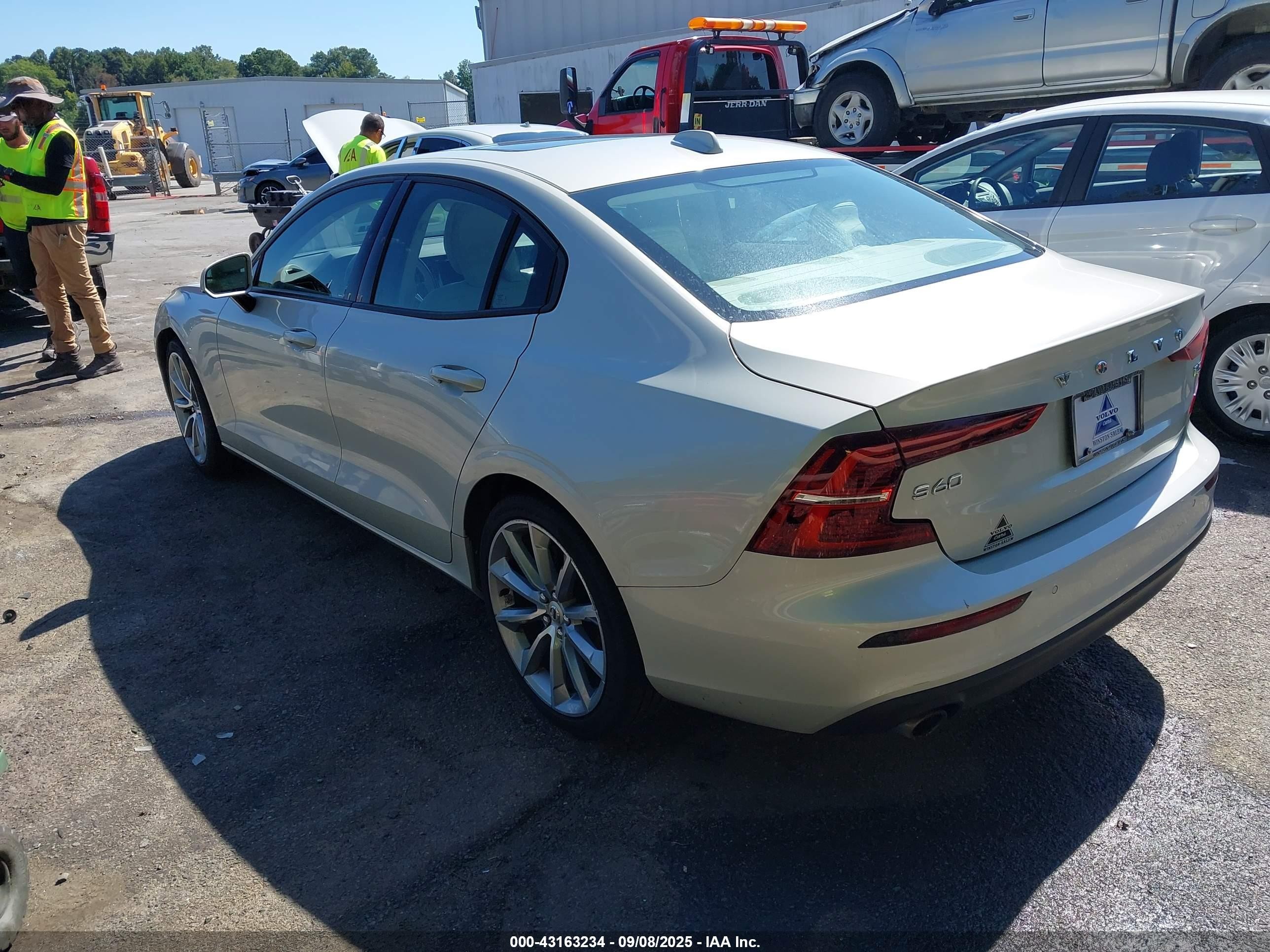 2021 Volvo S60 T5 Momentum Кремовый vin: 7JR102FKXMG093505