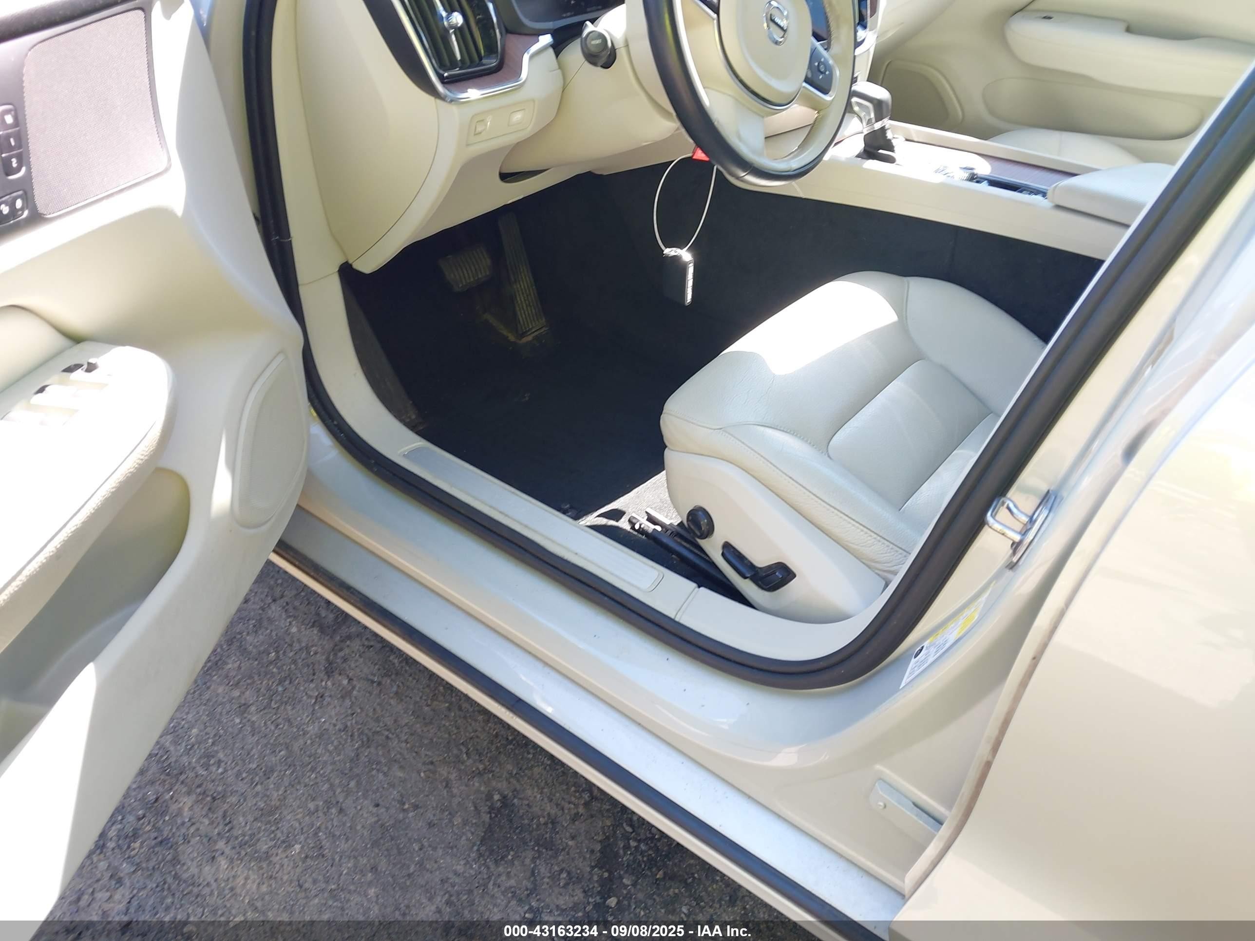2021 Volvo S60 T5 Momentum Кремовый vin: 7JR102FKXMG093505