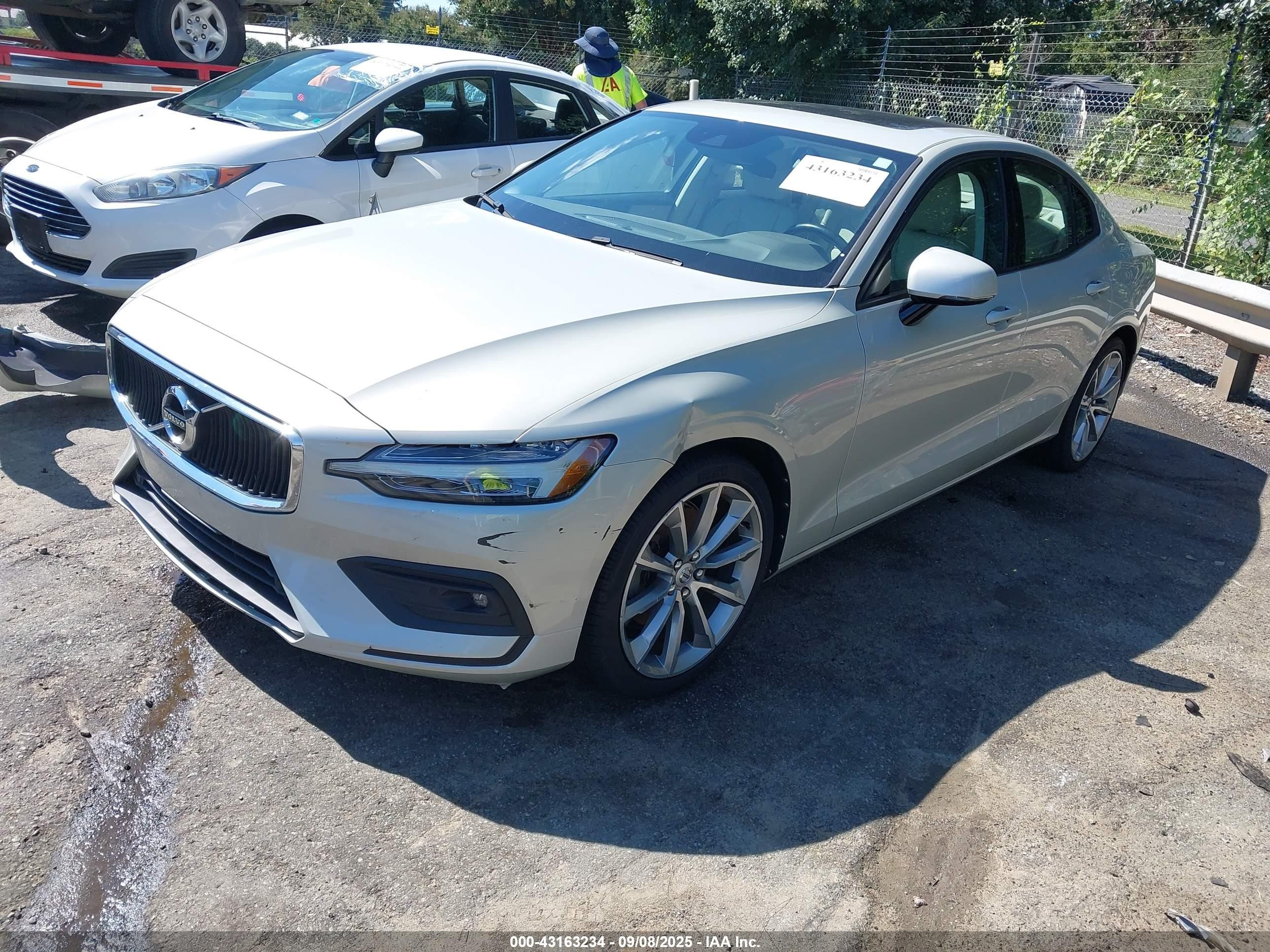 2021 Volvo S60 T5 Momentum Кремовый vin: 7JR102FKXMG093505