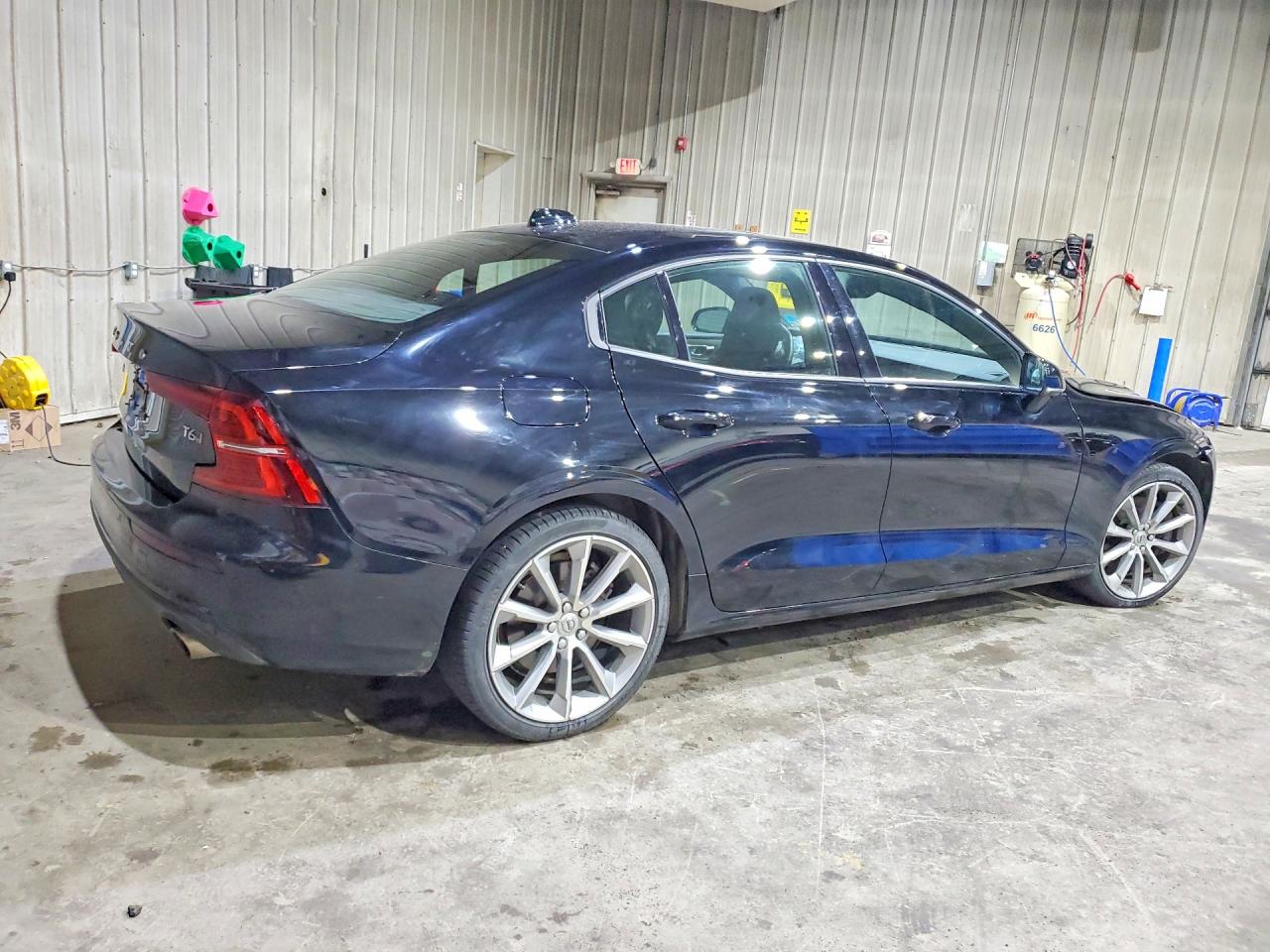 2020 Volvo S60 T6 Momentum Black vin: 7JRA22TKXLG066480