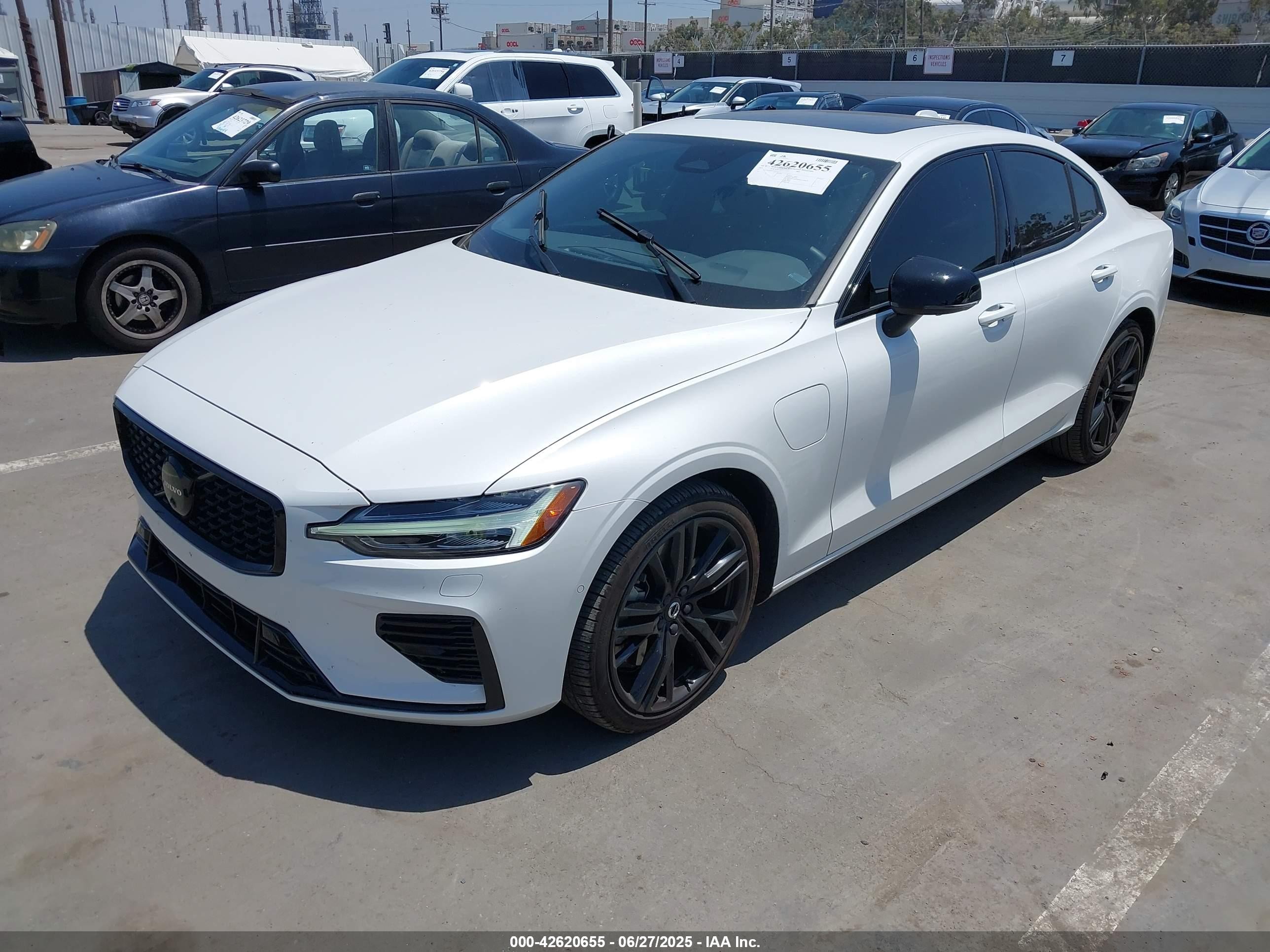 2024 Volvo S60 Recharge Plug-in Hybrid T8 Plus Black Edition White vin: 7JRH60FHXRG312511