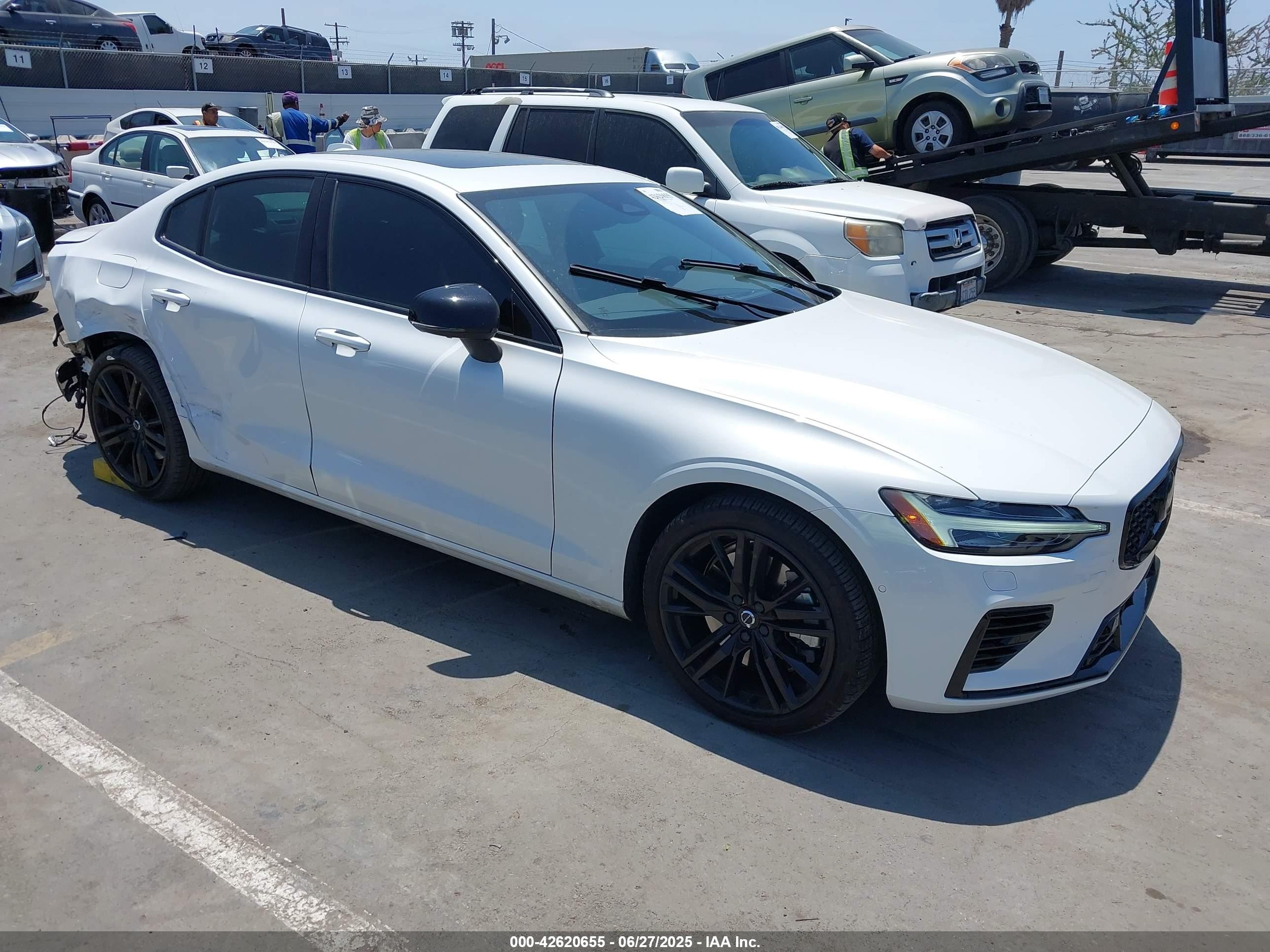 2024 Volvo S60 Recharge Plug-in Hybrid T8 Plus Black Edition Белый vin: 7JRH60FHXRG312511