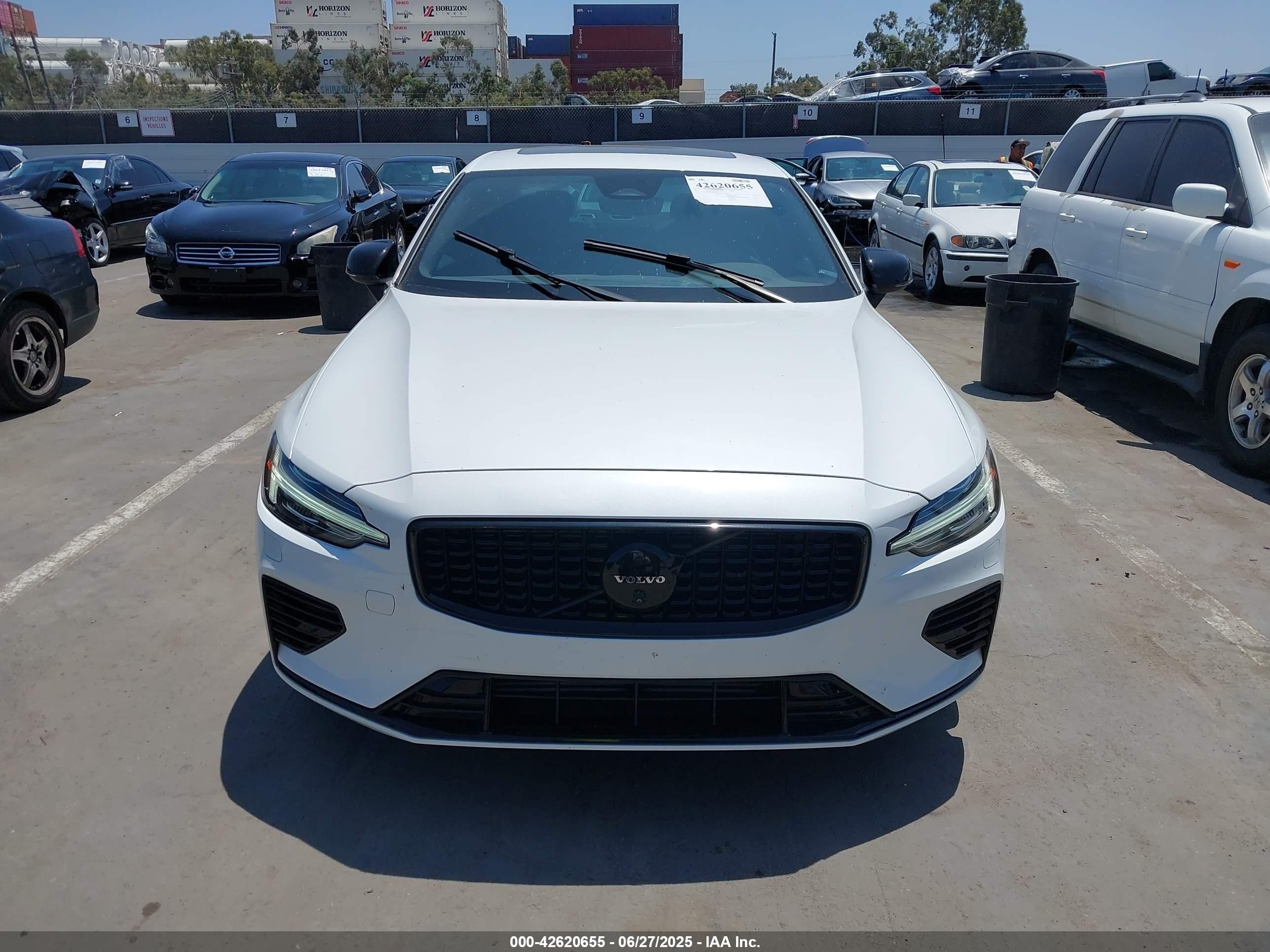 2024 Volvo S60 Recharge Plug-in Hybrid T8 Plus Black Edition White vin: 7JRH60FHXRG312511