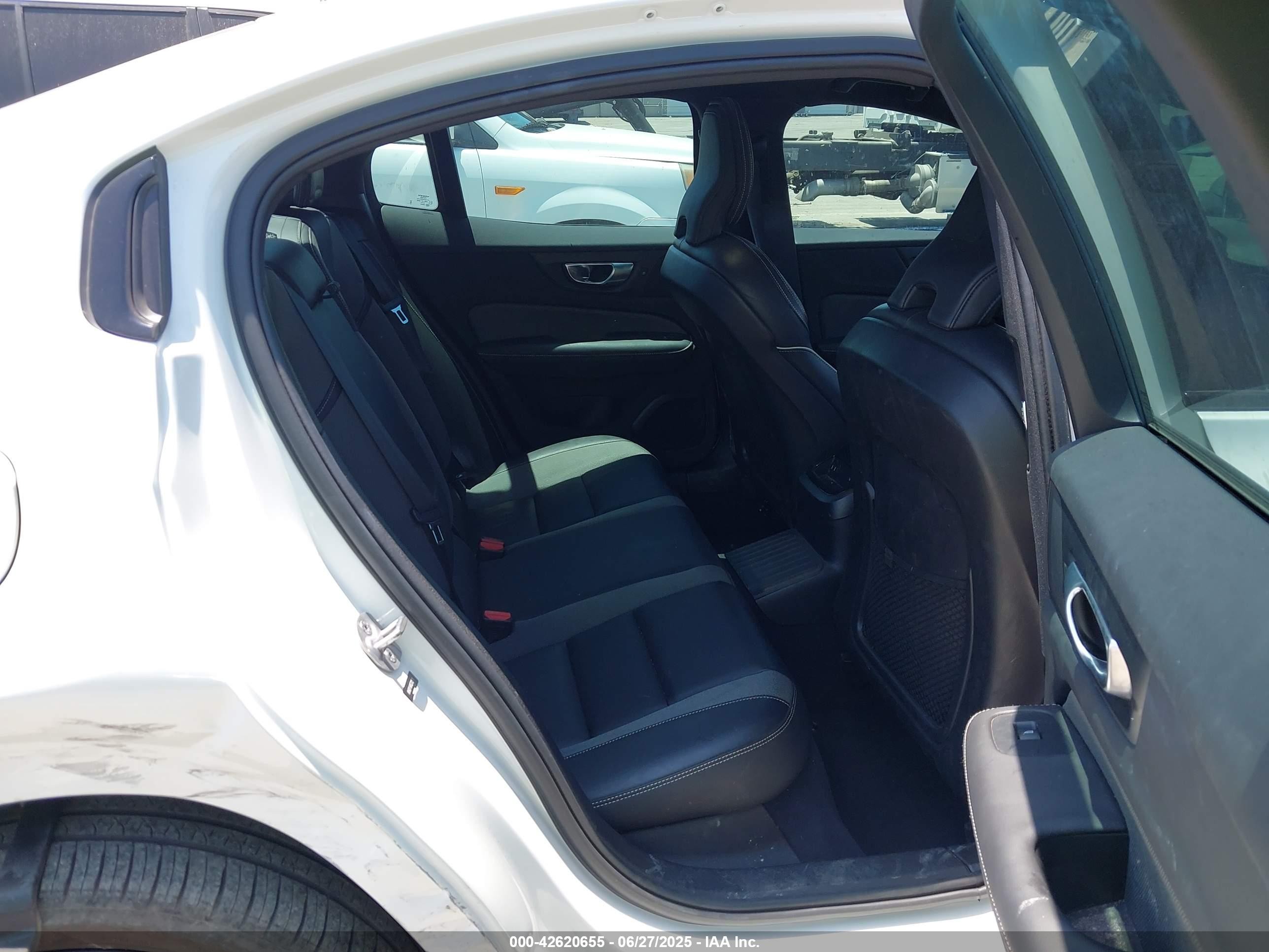 2024 Volvo S60 Recharge Plug-in Hybrid T8 Plus Black Edition White vin: 7JRH60FHXRG312511