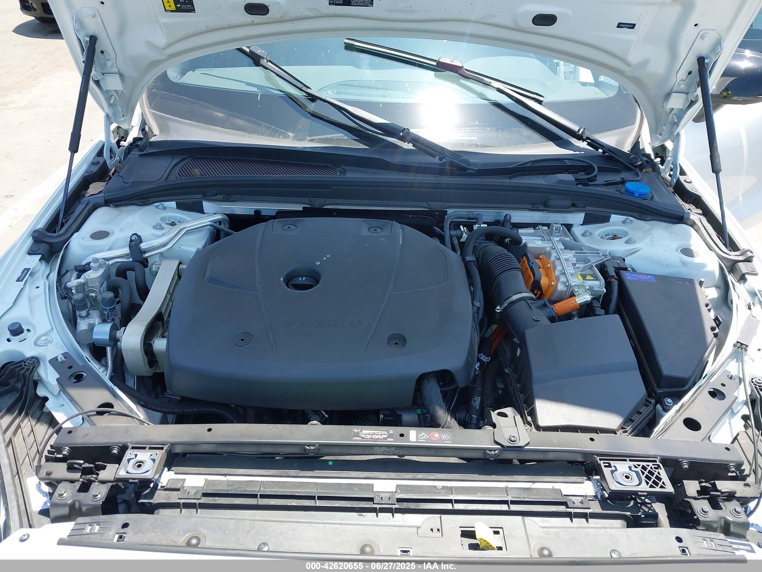 2024 Volvo S60 Recharge Plug-in Hybrid T8 Plus Black Edition White vin: 7JRH60FHXRG312511