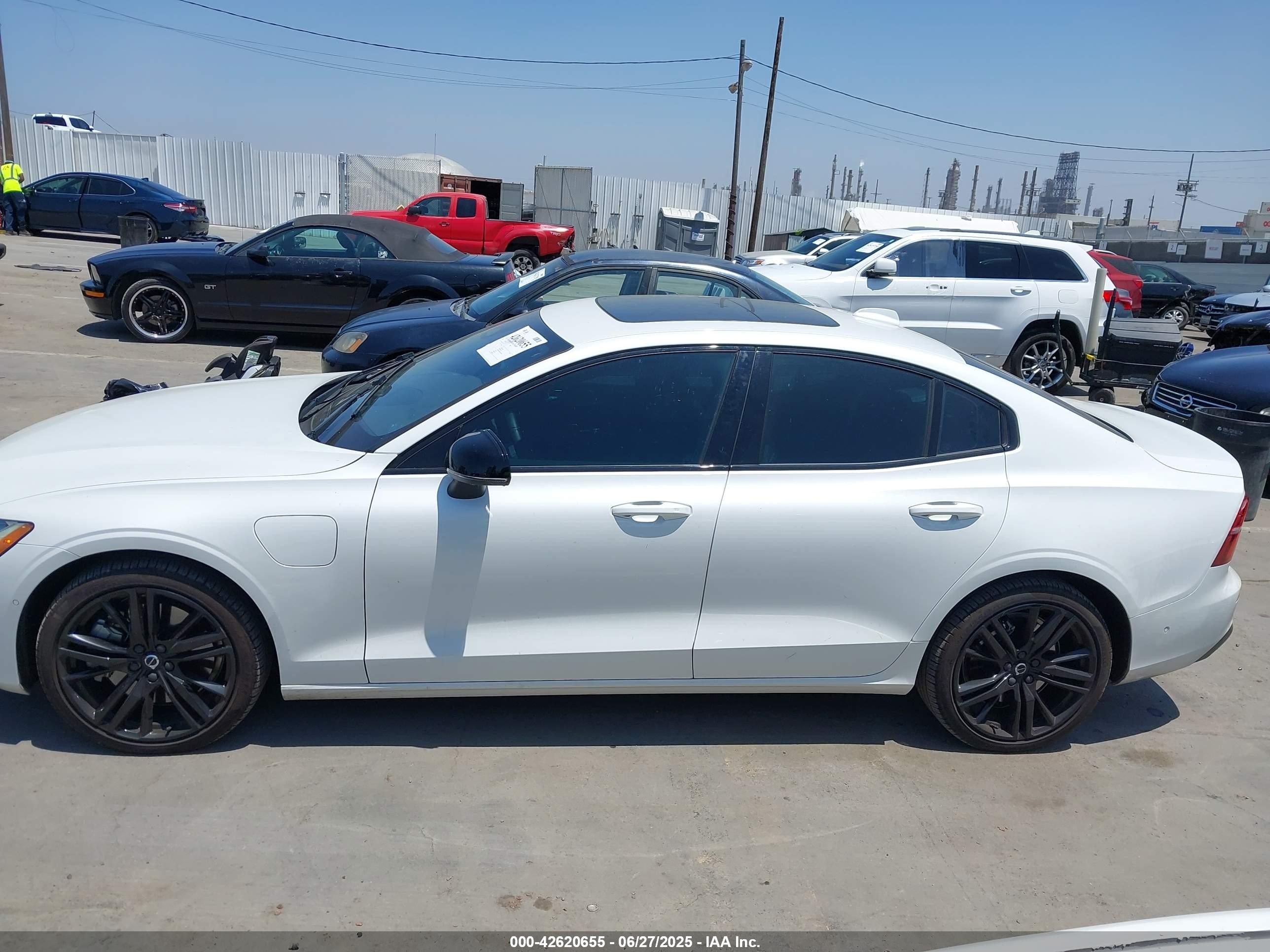 2024 Volvo S60 Recharge Plug-in Hybrid T8 Plus Black Edition White vin: 7JRH60FHXRG312511