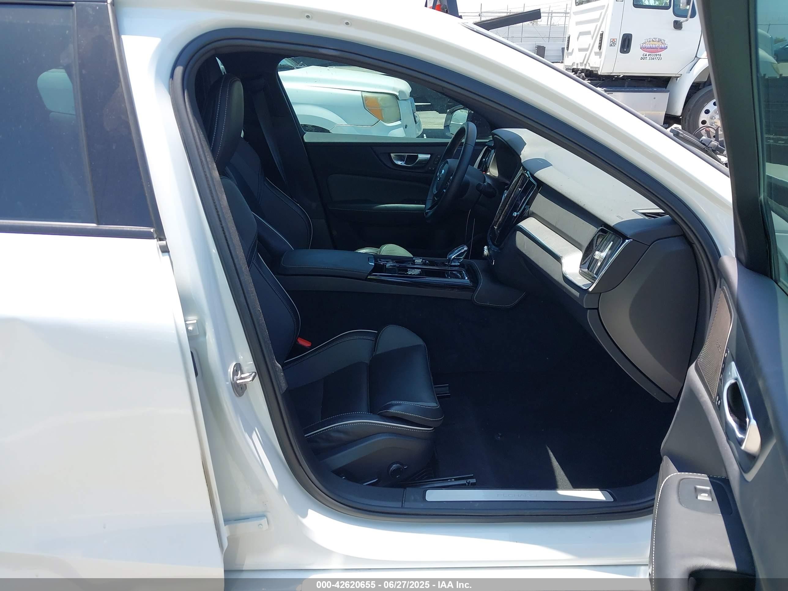 2024 Volvo S60 Recharge Plug-in Hybrid T8 Plus Black Edition White vin: 7JRH60FHXRG312511