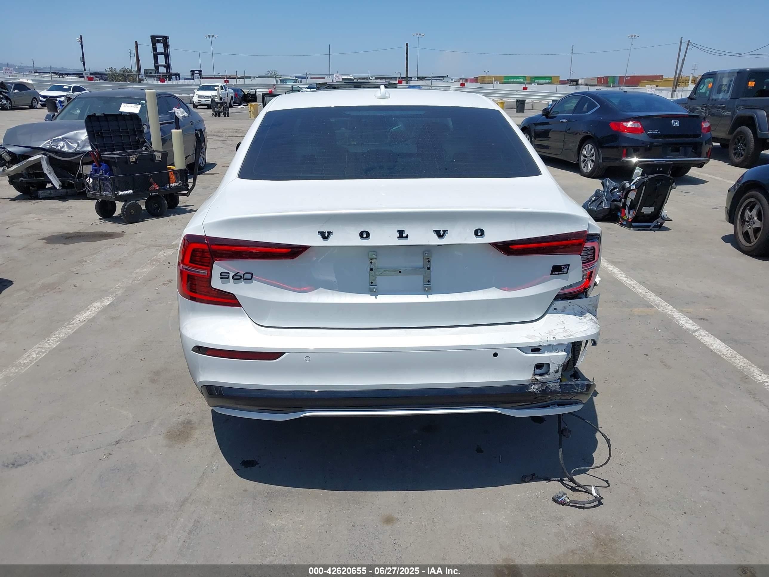 2024 Volvo S60 Recharge Plug-in Hybrid T8 Plus Black Edition White vin: 7JRH60FHXRG312511
