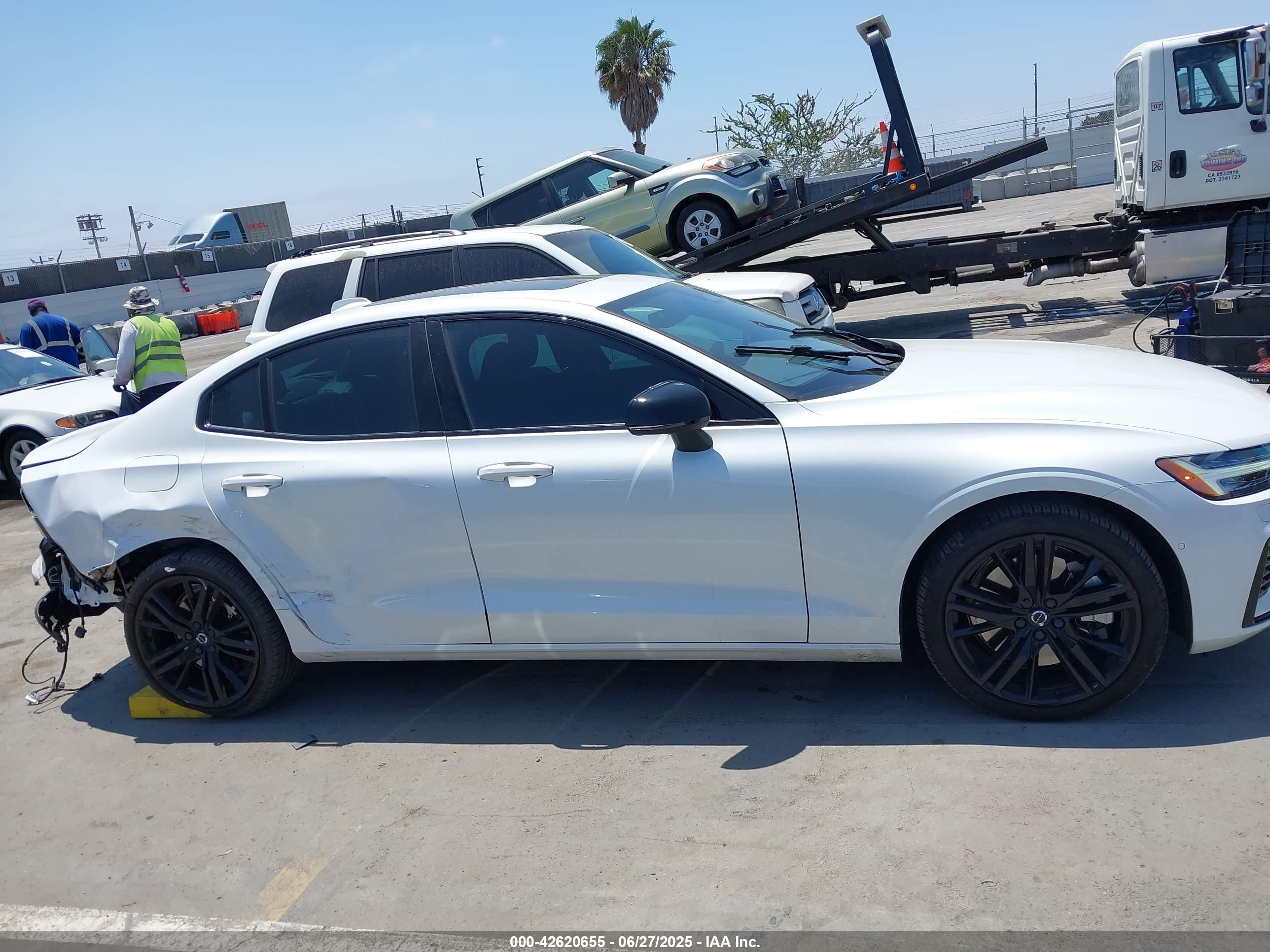 2024 Volvo S60 Recharge Plug-in Hybrid T8 Plus Black Edition White vin: 7JRH60FHXRG312511