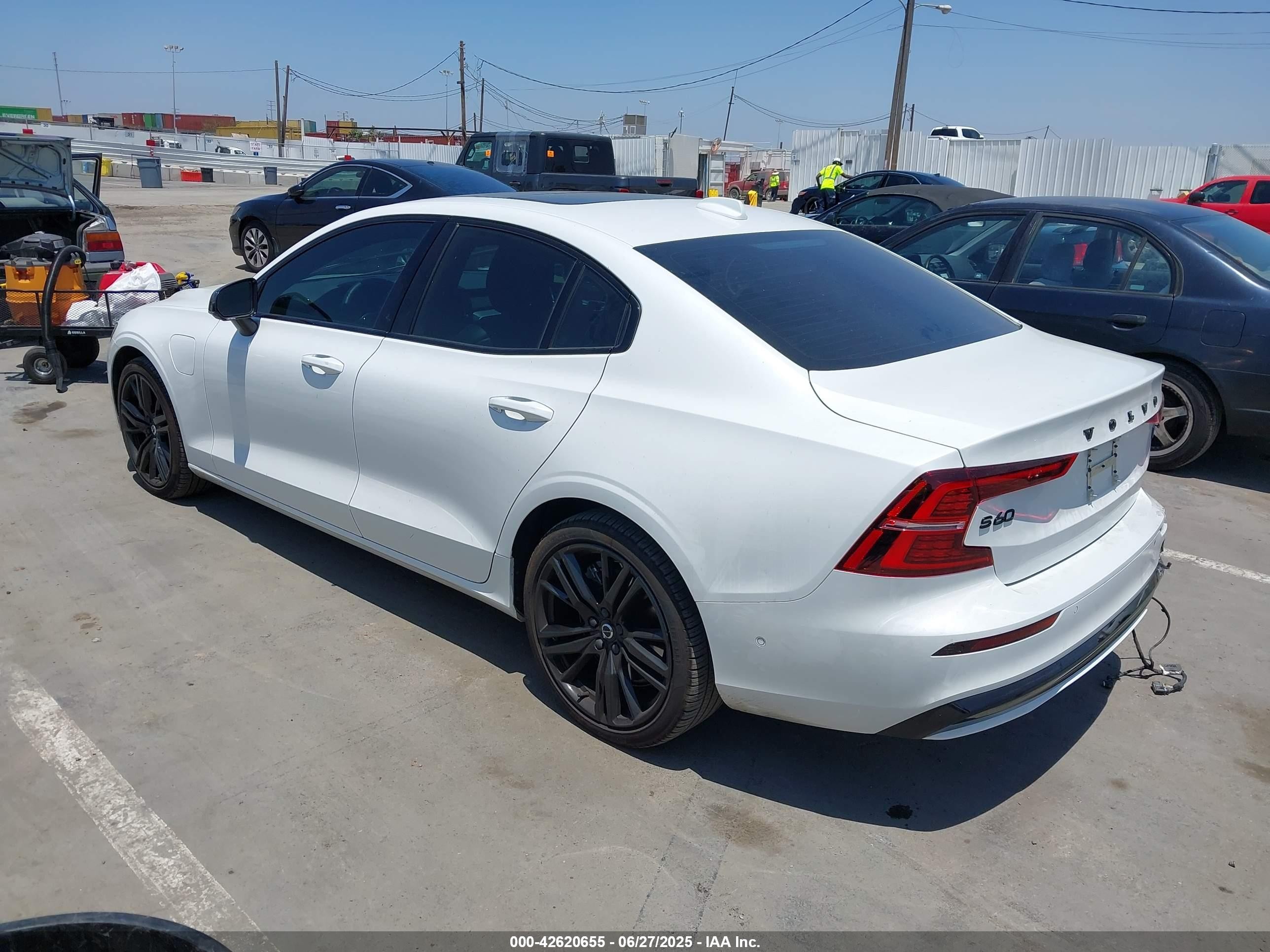 2024 Volvo S60 Recharge Plug-in Hybrid T8 Plus Black Edition White vin: 7JRH60FHXRG312511