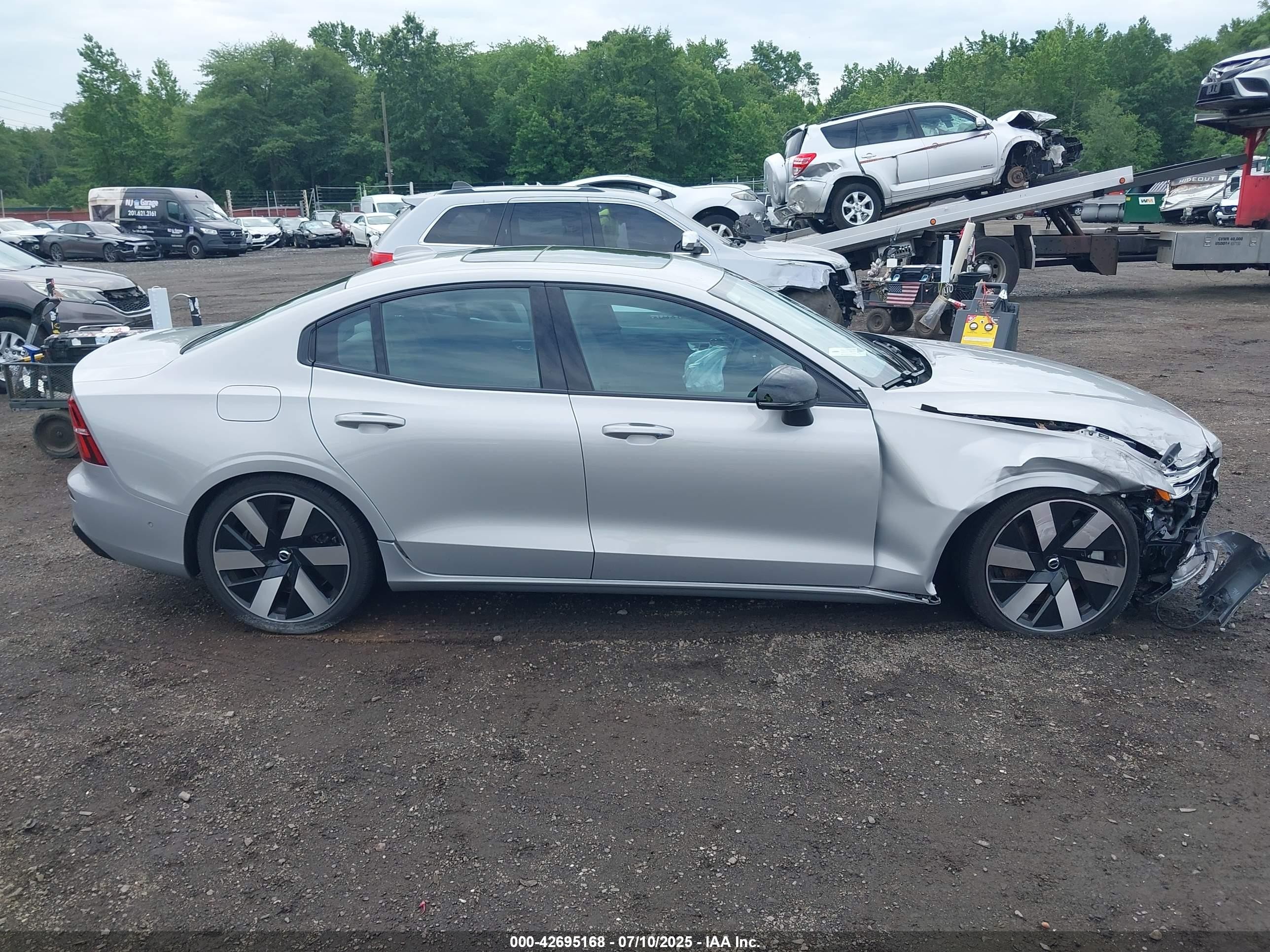 2024 Volvo S60 Recharge Plug-in Hybrid T8 Plus Dark Theme Gray vin: 7JRH60FL9RG311094