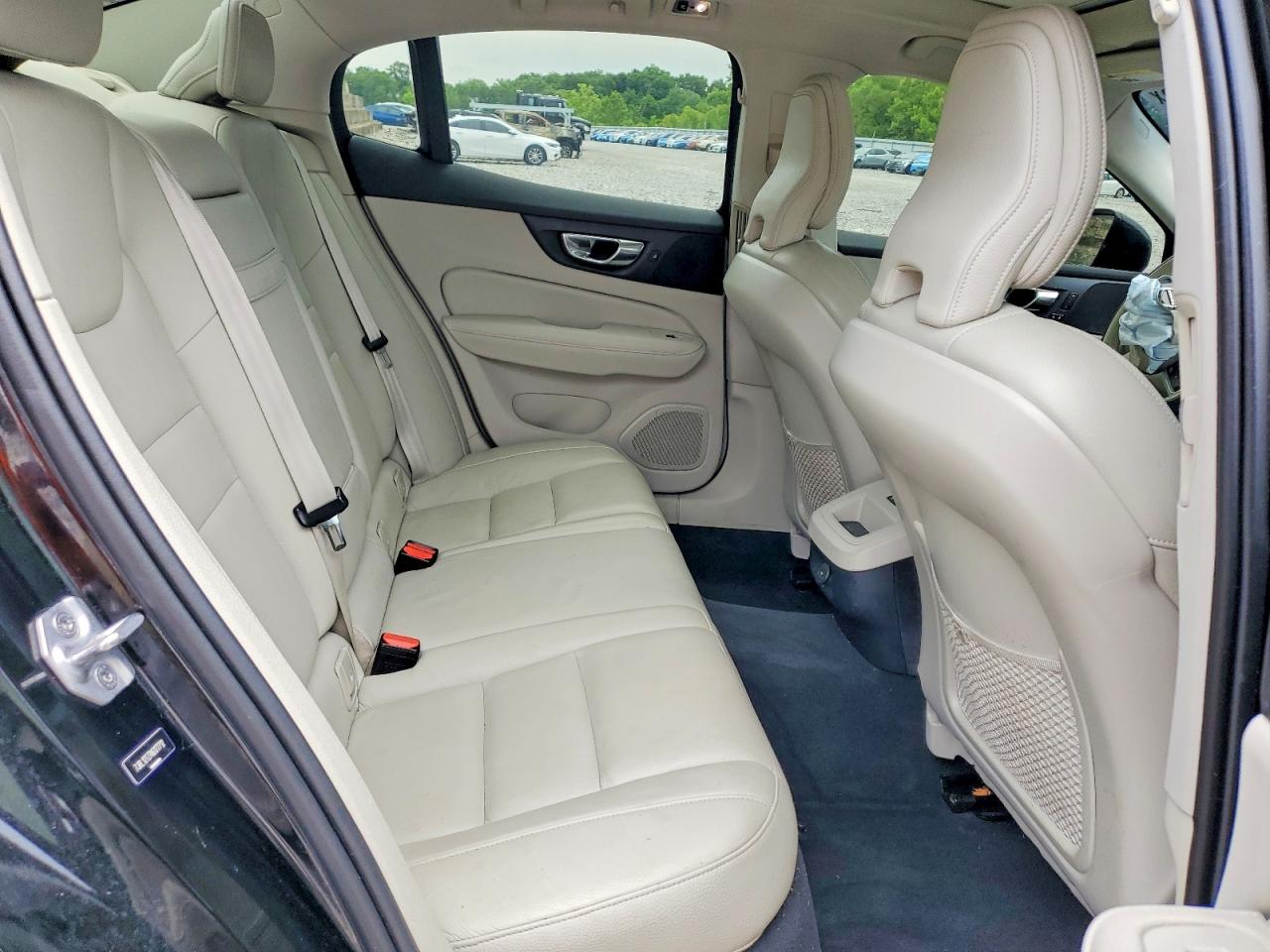 2022 Volvo S60 B5 Momentum Black vin: 7JRL12TZ7NG177712