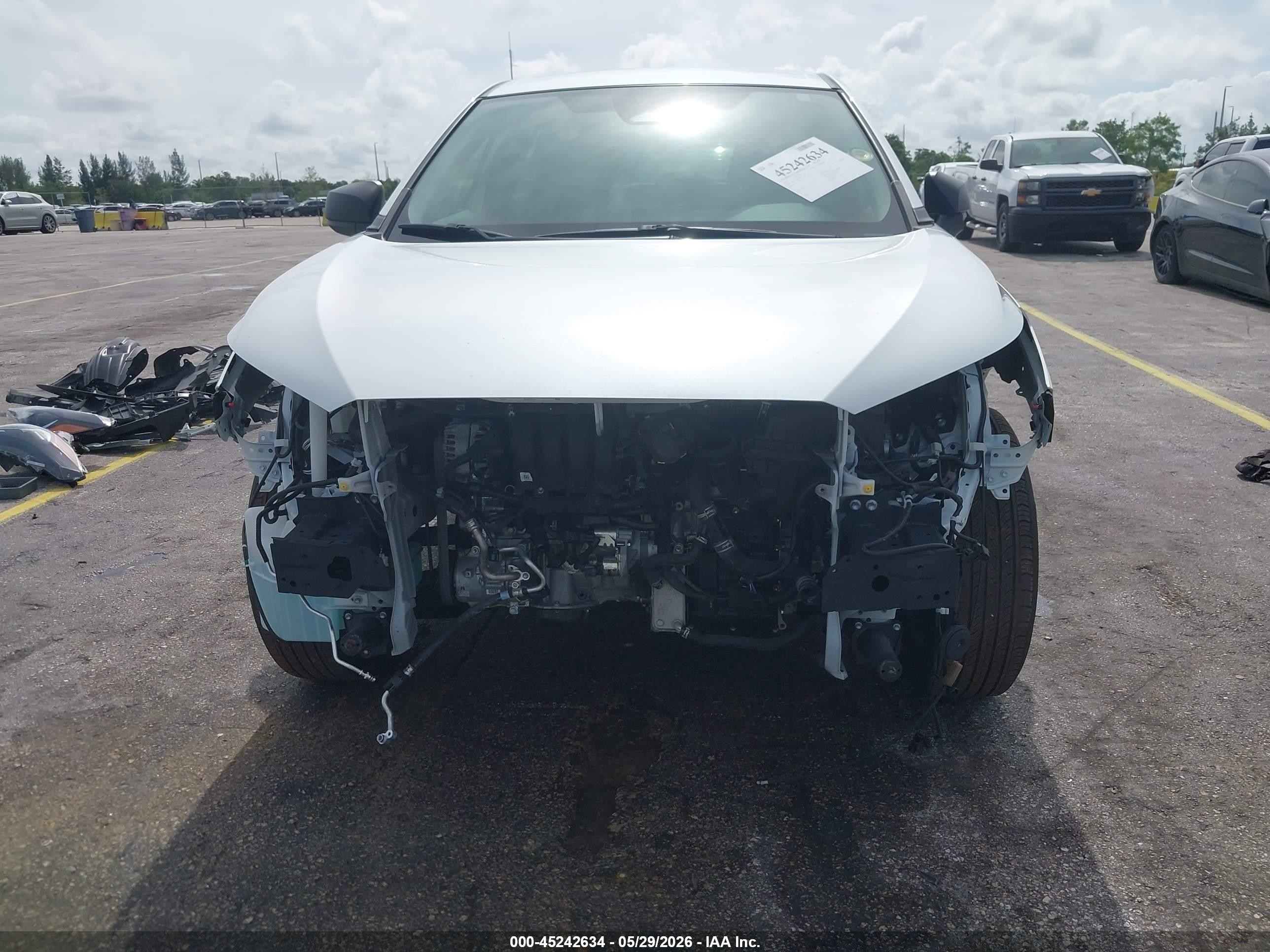 2024 Toyota Corolla Cross L Белый vin: 7MUAAAAG9RV116462