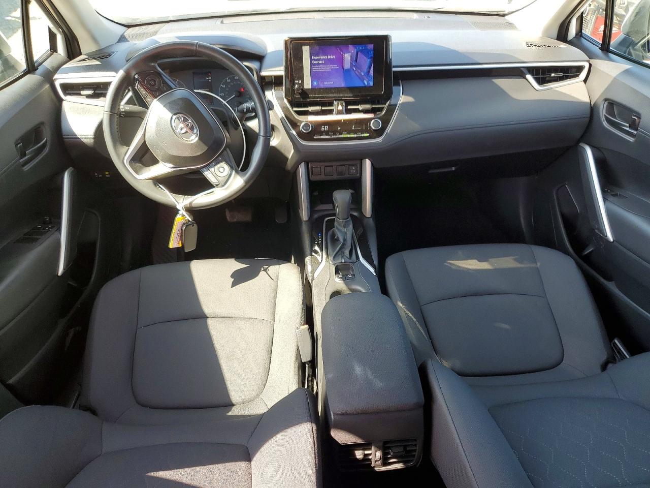 2024 Toyota Corolla Cross Le White vin: 7MUBAAAG5RV115250