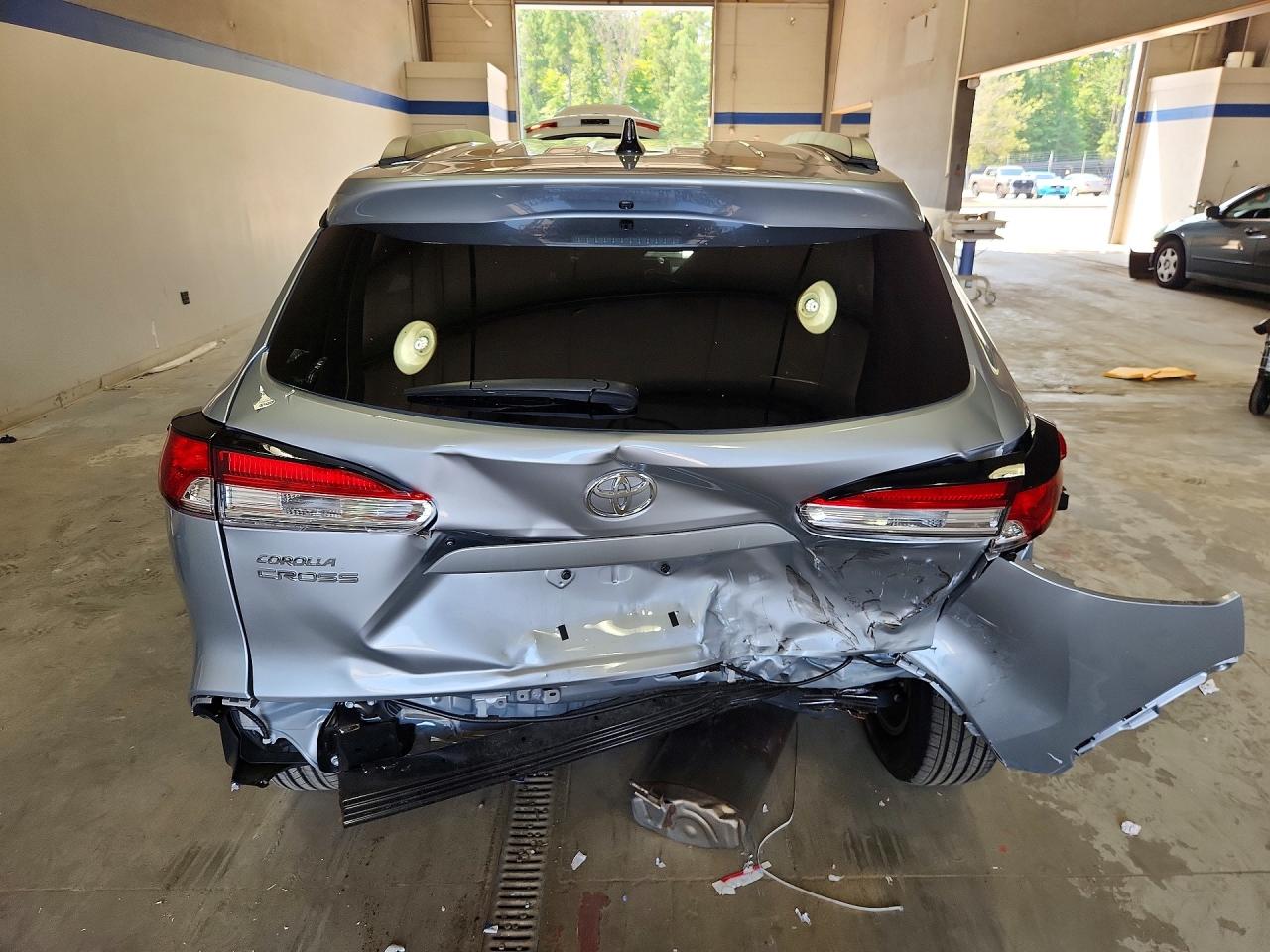 2025 Toyota Corolla Cross Le Silver vin: 7MUBAABG9SV134873