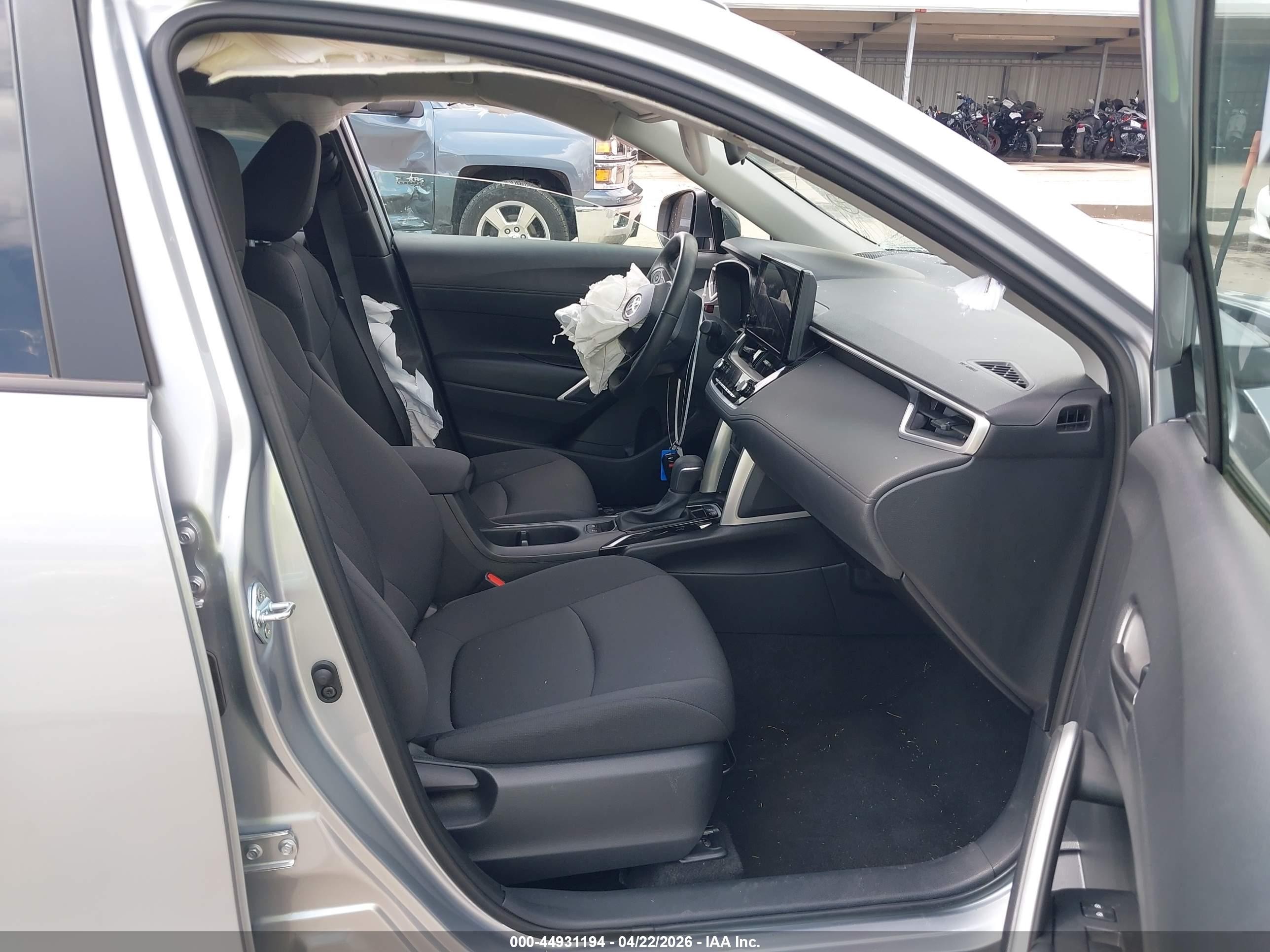 2025 Toyota Corolla Cross Le Silver vin: 7MUCAAAG9SV127492