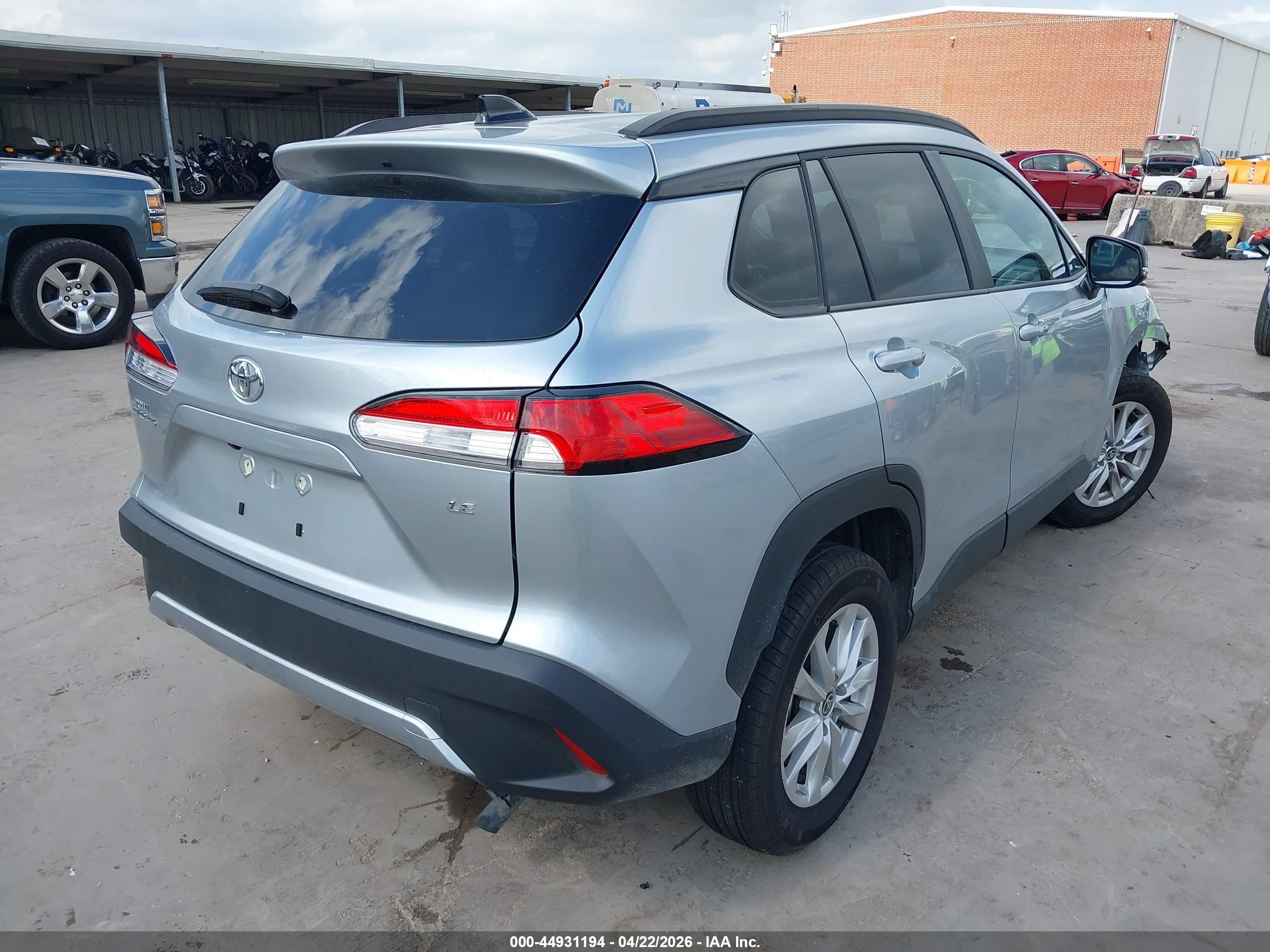2025 Toyota Corolla Cross Le Silver vin: 7MUCAAAG9SV127492