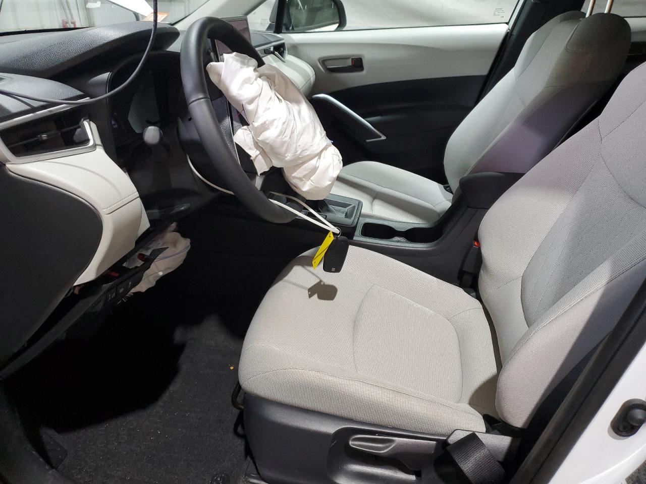 2026 Toyota Corolla Cross Le Белый vin: 7MUCAABG9TV180614 Damage: Airbag - Front Left, Deployed, Replacement Required