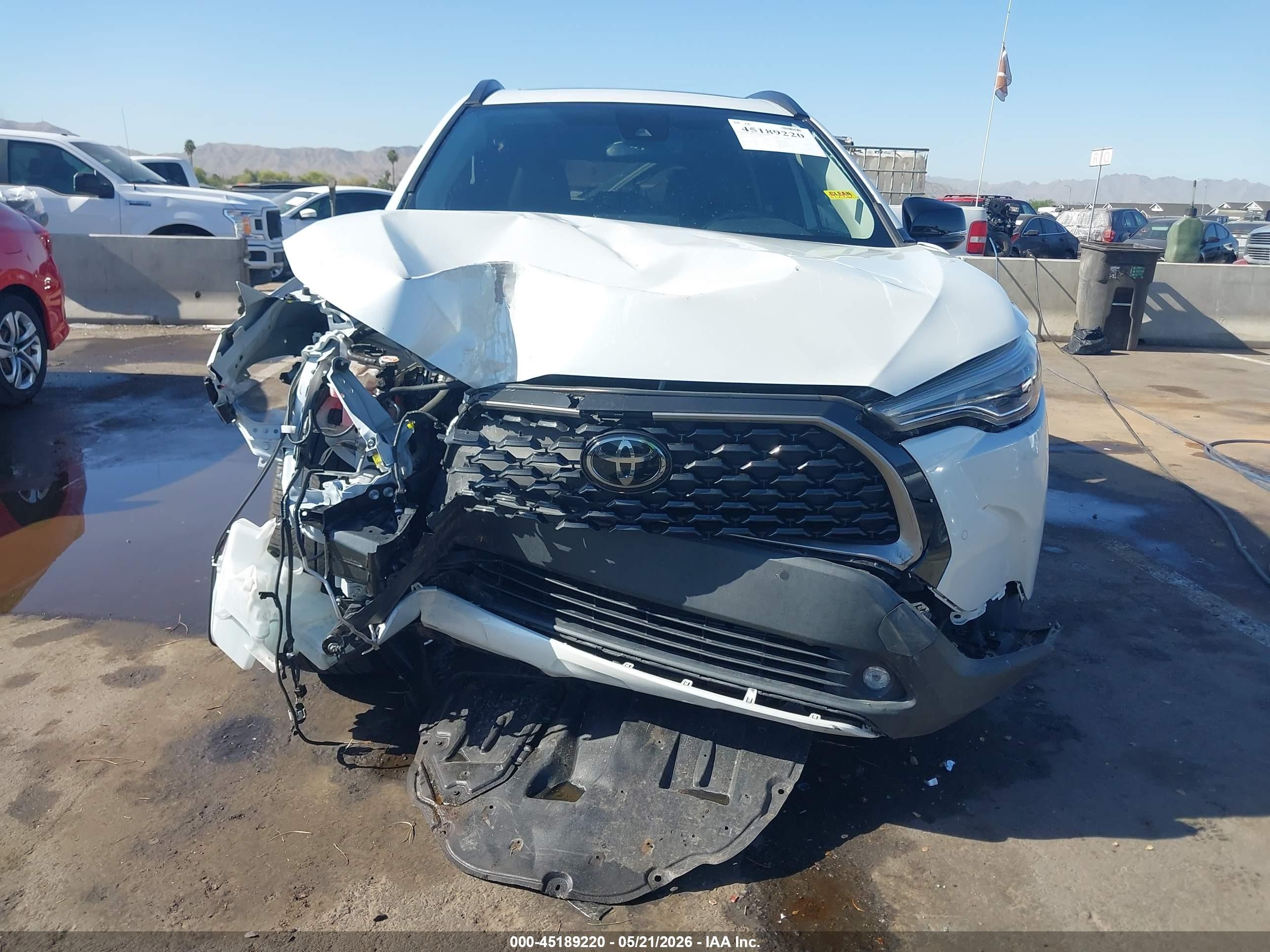 2022 Toyota Corolla Cross Xle White vin: 7MUDAAAG8NV034875